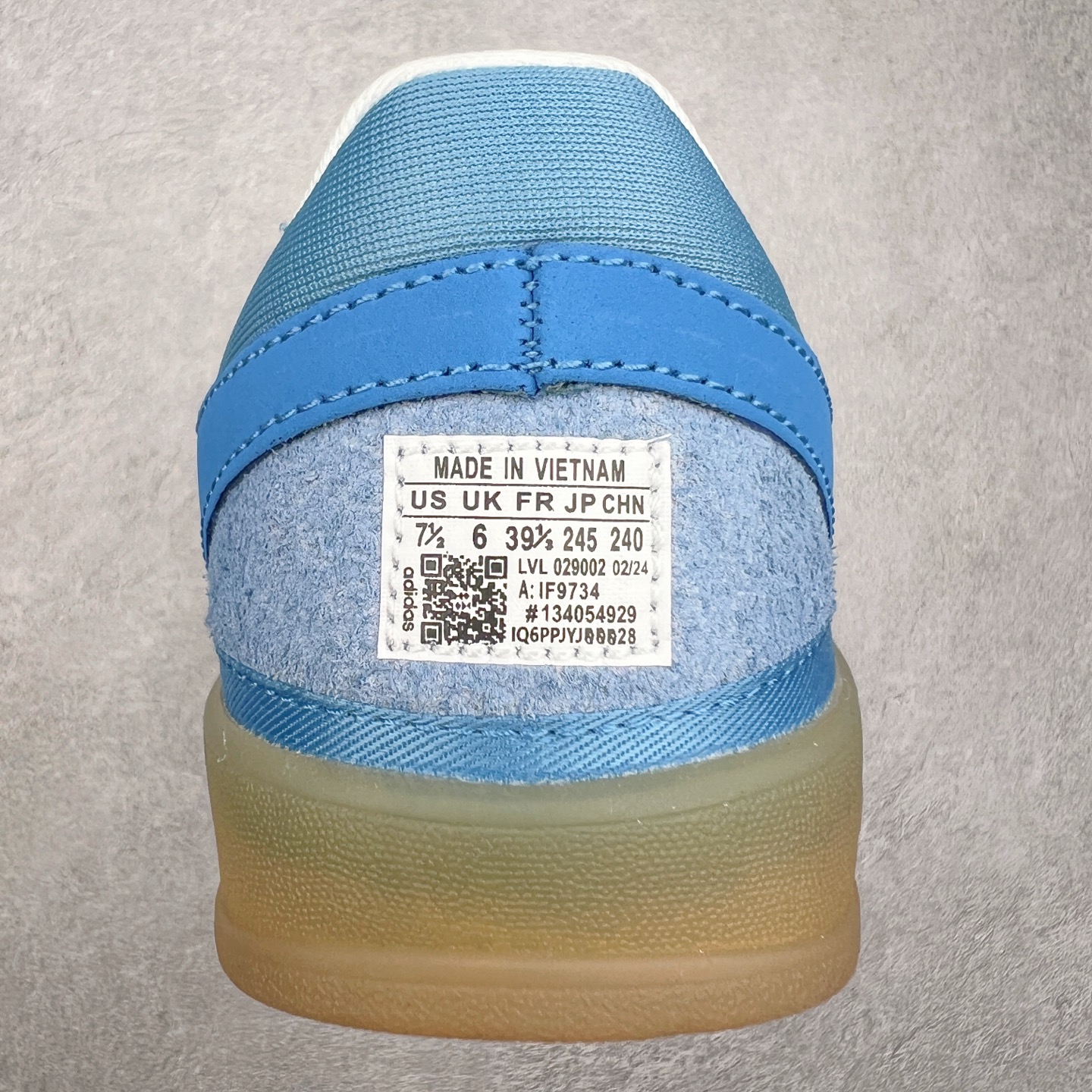 图片[8]-坏痞兔Bad Bunny x AD Gazelle Indoor Trainers 联名羚羊内训系列低帮复古百搭休闲运动德训风板鞋 IF9734 Bad Bunny本人在杂志拍摄时率先上脚带一波节奏，emm，手上拿的杂志封面还是Kylie，看来前女友和布克重新约会，这位哥也还是没放下啊…回到鞋款本身，整体选择了简约的黑白皮革搭配浅灰色长绒麂皮材质，最后以半透明生胶大底收尾，质感在线。不同于以往联名的调色盘操作，Bad Bunny对Gazelle indoor进行了加宽加厚处理，以及鞋头变形的设计，带来全新的歪头面包鞋型Gazelle。此外，鞋款标签直接呈现在后跟处，鞋侧adidas标识下方还加入了\\\”benito\\\”字样，辨识度拉满。尺码：35 36 36⅔ 37⅓ 38 38⅔ 39⅓ 40 40⅔ 41⅓ 42 42⅔ 43⅓ 44 44⅔ 45-选品中心