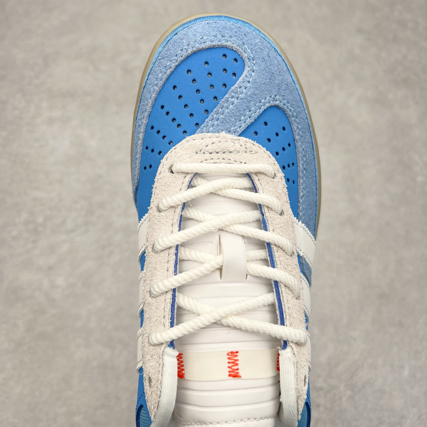 图片[4]-坏痞兔Bad Bunny x AD Gazelle Indoor Trainers 联名羚羊内训系列低帮复古百搭休闲运动德训风板鞋 IF9734 Bad Bunny本人在杂志拍摄时率先上脚带一波节奏，emm，手上拿的杂志封面还是Kylie，看来前女友和布克重新约会，这位哥也还是没放下啊…回到鞋款本身，整体选择了简约的黑白皮革搭配浅灰色长绒麂皮材质，最后以半透明生胶大底收尾，质感在线。不同于以往联名的调色盘操作，Bad Bunny对Gazelle indoor进行了加宽加厚处理，以及鞋头变形的设计，带来全新的歪头面包鞋型Gazelle。此外，鞋款标签直接呈现在后跟处，鞋侧adidas标识下方还加入了\\\”benito\\\”字样，辨识度拉满。尺码：35 36 36⅔ 37⅓ 38 38⅔ 39⅓ 40 40⅔ 41⅓ 42 42⅔ 43⅓ 44 44⅔ 45-选品中心