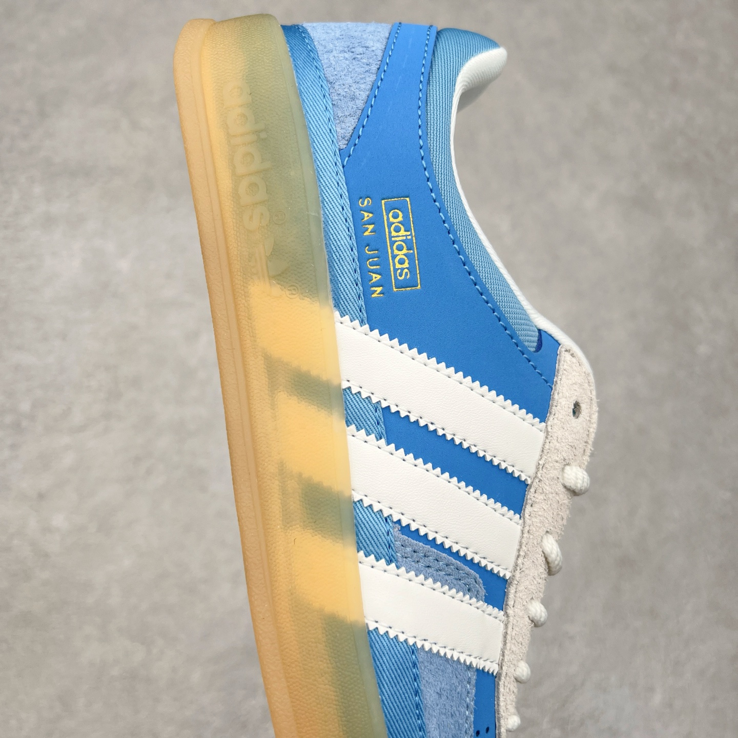 图片[6]-坏痞兔Bad Bunny x AD Gazelle Indoor Trainers 联名羚羊内训系列低帮复古百搭休闲运动德训风板鞋 IF9734 Bad Bunny本人在杂志拍摄时率先上脚带一波节奏，emm，手上拿的杂志封面还是Kylie，看来前女友和布克重新约会，这位哥也还是没放下啊…回到鞋款本身，整体选择了简约的黑白皮革搭配浅灰色长绒麂皮材质，最后以半透明生胶大底收尾，质感在线。不同于以往联名的调色盘操作，Bad Bunny对Gazelle indoor进行了加宽加厚处理，以及鞋头变形的设计，带来全新的歪头面包鞋型Gazelle。此外，鞋款标签直接呈现在后跟处，鞋侧adidas标识下方还加入了\\\”benito\\\”字样，辨识度拉满。尺码：35 36 36⅔ 37⅓ 38 38⅔ 39⅓ 40 40⅔ 41⅓ 42 42⅔ 43⅓ 44 44⅔ 45-选品中心