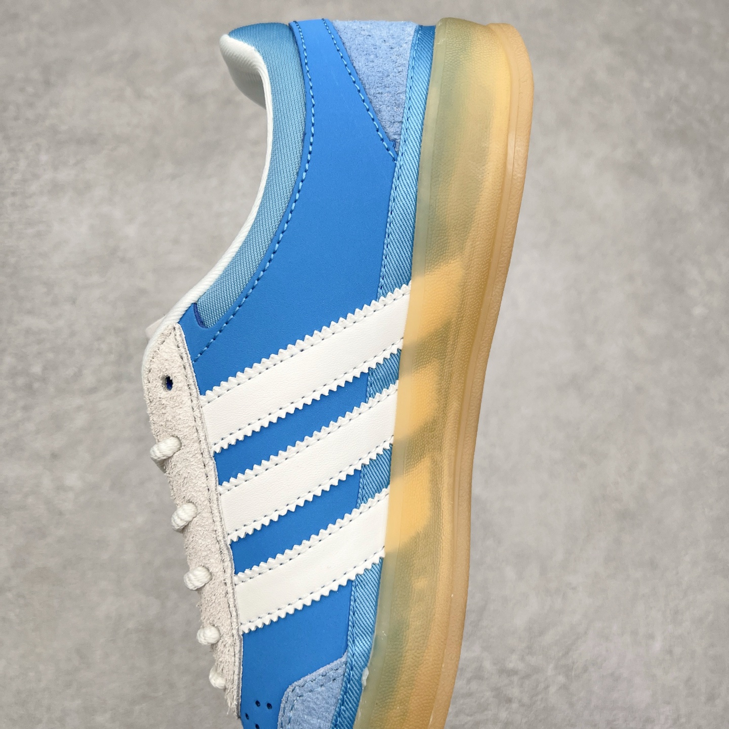 图片[7]-坏痞兔Bad Bunny x AD Gazelle Indoor Trainers 联名羚羊内训系列低帮复古百搭休闲运动德训风板鞋 IF9734 Bad Bunny本人在杂志拍摄时率先上脚带一波节奏，emm，手上拿的杂志封面还是Kylie，看来前女友和布克重新约会，这位哥也还是没放下啊…回到鞋款本身，整体选择了简约的黑白皮革搭配浅灰色长绒麂皮材质，最后以半透明生胶大底收尾，质感在线。不同于以往联名的调色盘操作，Bad Bunny对Gazelle indoor进行了加宽加厚处理，以及鞋头变形的设计，带来全新的歪头面包鞋型Gazelle。此外，鞋款标签直接呈现在后跟处，鞋侧adidas标识下方还加入了\\\”benito\\\”字样，辨识度拉满。尺码：35 36 36⅔ 37⅓ 38 38⅔ 39⅓ 40 40⅔ 41⅓ 42 42⅔ 43⅓ 44 44⅔ 45-选品中心