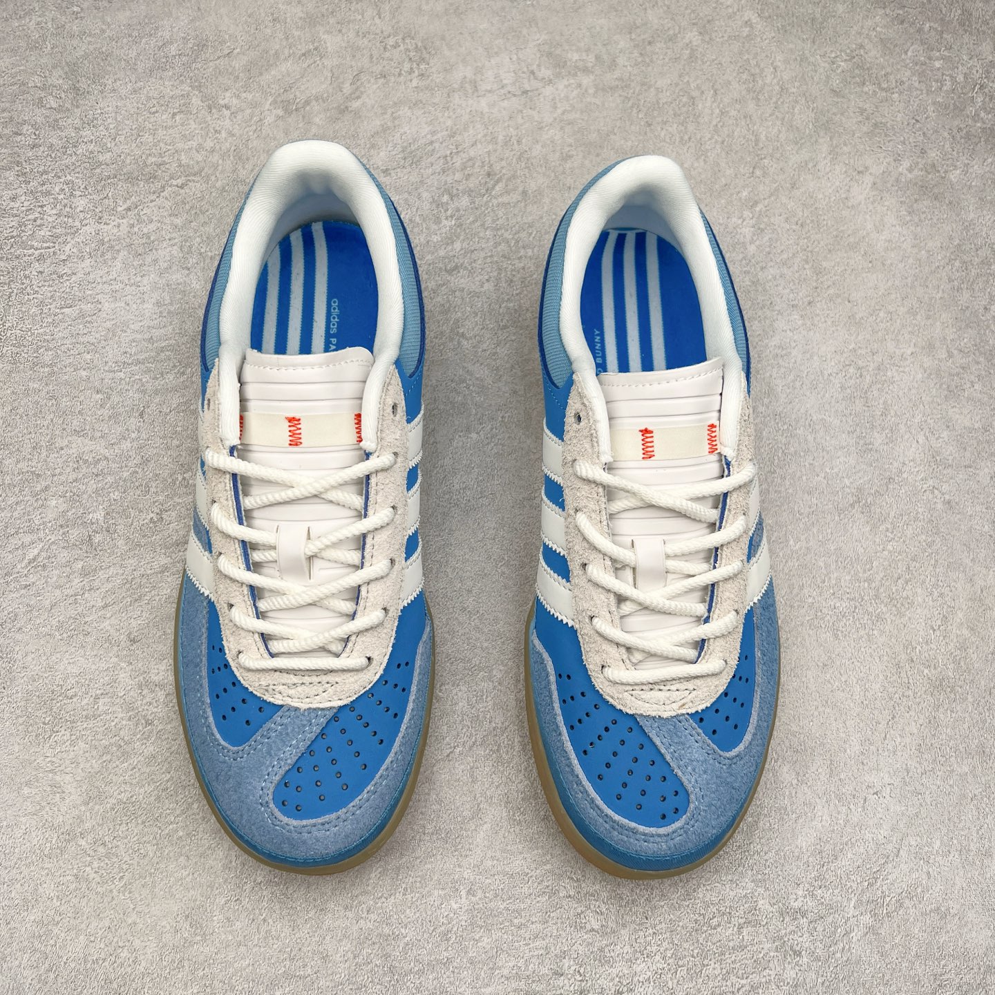 图片[2]-坏痞兔Bad Bunny x AD Gazelle Indoor Trainers 联名羚羊内训系列低帮复古百搭休闲运动德训风板鞋 IF9734 Bad Bunny本人在杂志拍摄时率先上脚带一波节奏，emm，手上拿的杂志封面还是Kylie，看来前女友和布克重新约会，这位哥也还是没放下啊…回到鞋款本身，整体选择了简约的黑白皮革搭配浅灰色长绒麂皮材质，最后以半透明生胶大底收尾，质感在线。不同于以往联名的调色盘操作，Bad Bunny对Gazelle indoor进行了加宽加厚处理，以及鞋头变形的设计，带来全新的歪头面包鞋型Gazelle。此外，鞋款标签直接呈现在后跟处，鞋侧adidas标识下方还加入了\\\”benito\\\”字样，辨识度拉满。尺码：35 36 36⅔ 37⅓ 38 38⅔ 39⅓ 40 40⅔ 41⅓ 42 42⅔ 43⅓ 44 44⅔ 45-选品中心