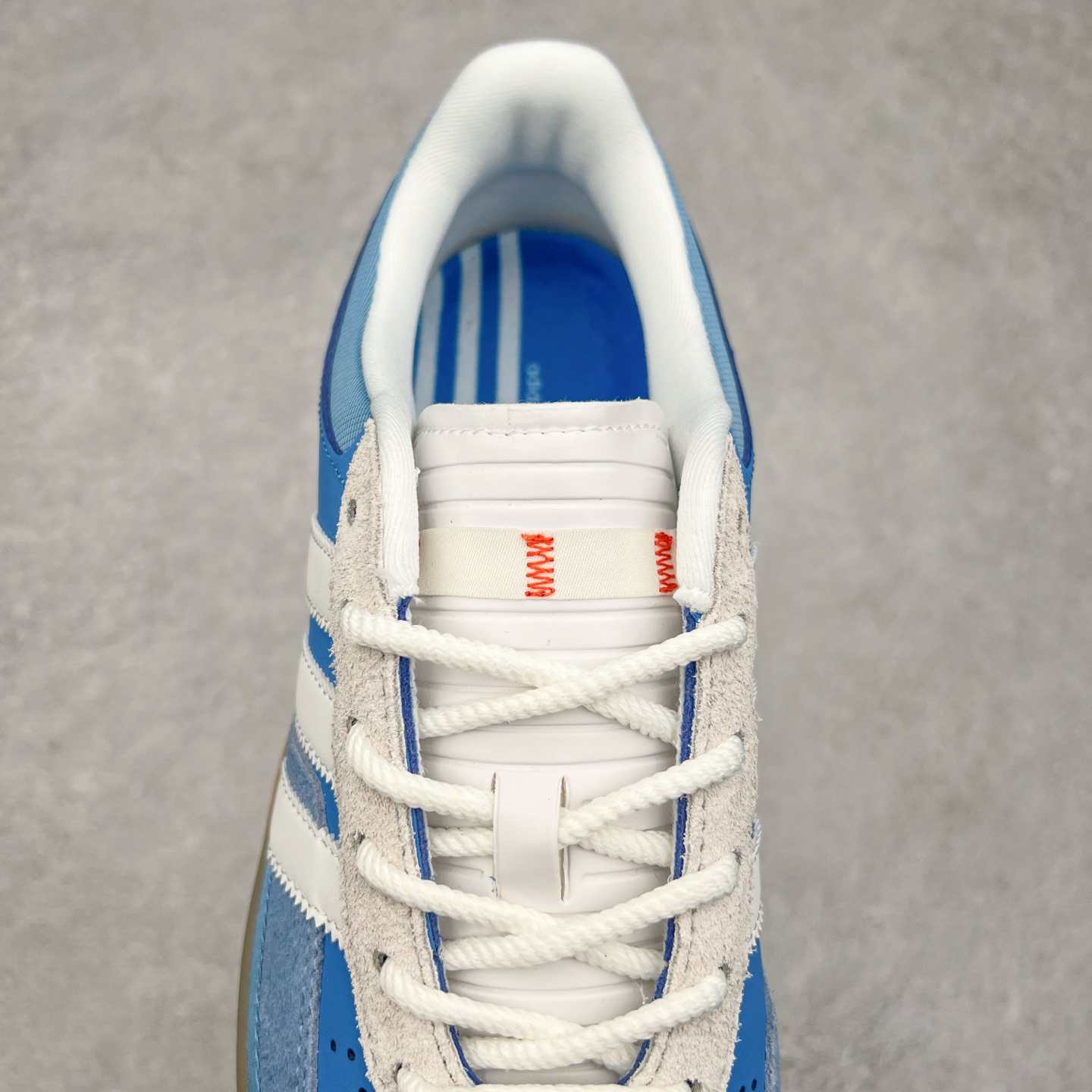 图片[5]-坏痞兔Bad Bunny x AD Gazelle Indoor Trainers 联名羚羊内训系列低帮复古百搭休闲运动德训风板鞋 IF9734 Bad Bunny本人在杂志拍摄时率先上脚带一波节奏，emm，手上拿的杂志封面还是Kylie，看来前女友和布克重新约会，这位哥也还是没放下啊…回到鞋款本身，整体选择了简约的黑白皮革搭配浅灰色长绒麂皮材质，最后以半透明生胶大底收尾，质感在线。不同于以往联名的调色盘操作，Bad Bunny对Gazelle indoor进行了加宽加厚处理，以及鞋头变形的设计，带来全新的歪头面包鞋型Gazelle。此外，鞋款标签直接呈现在后跟处，鞋侧adidas标识下方还加入了\\\”benito\\\”字样，辨识度拉满。尺码：35 36 36⅔ 37⅓ 38 38⅔ 39⅓ 40 40⅔ 41⅓ 42 42⅔ 43⅓ 44 44⅔ 45-选品中心