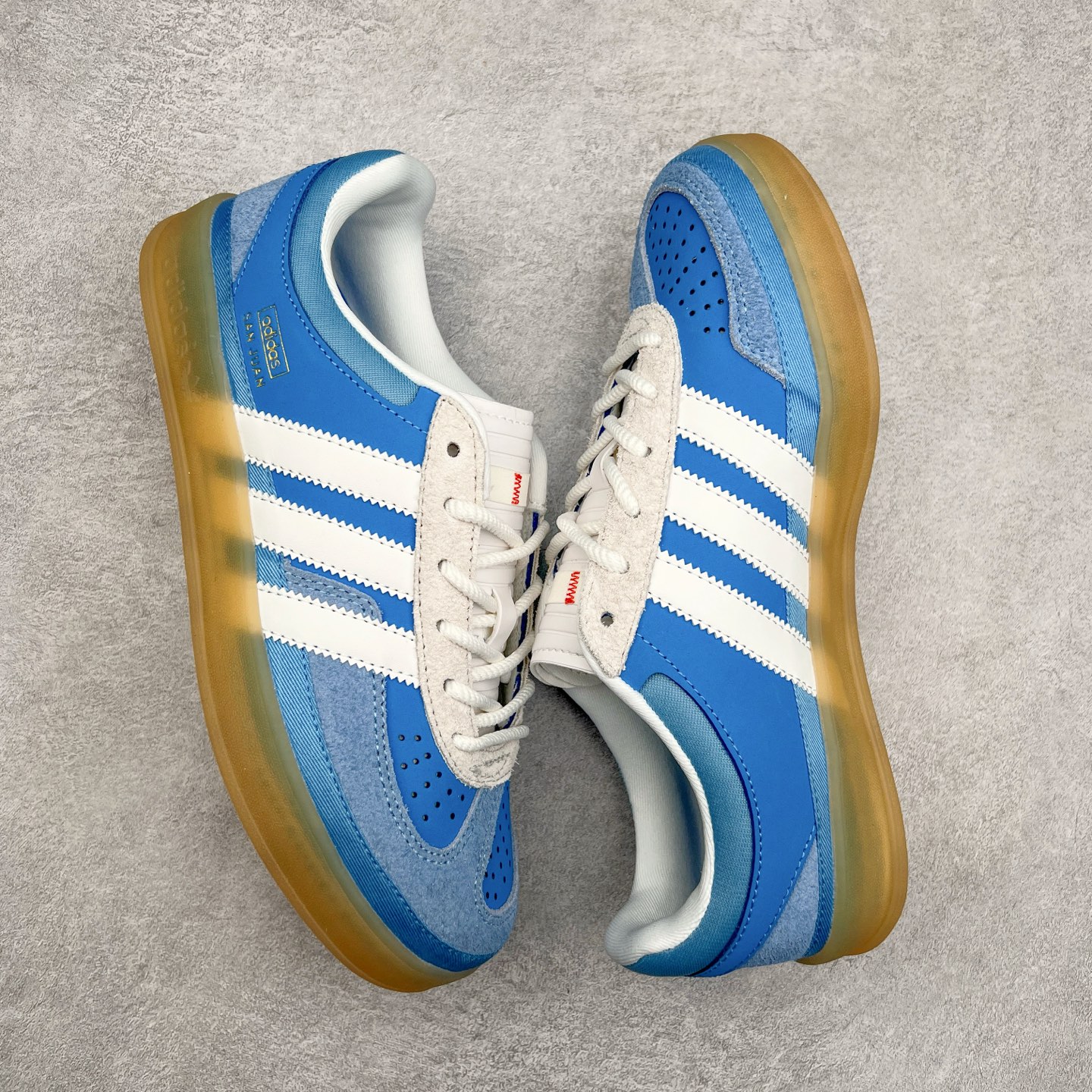 图片[3]-坏痞兔Bad Bunny x AD Gazelle Indoor Trainers 联名羚羊内训系列低帮复古百搭休闲运动德训风板鞋 IF9734 Bad Bunny本人在杂志拍摄时率先上脚带一波节奏，emm，手上拿的杂志封面还是Kylie，看来前女友和布克重新约会，这位哥也还是没放下啊…回到鞋款本身，整体选择了简约的黑白皮革搭配浅灰色长绒麂皮材质，最后以半透明生胶大底收尾，质感在线。不同于以往联名的调色盘操作，Bad Bunny对Gazelle indoor进行了加宽加厚处理，以及鞋头变形的设计，带来全新的歪头面包鞋型Gazelle。此外，鞋款标签直接呈现在后跟处，鞋侧adidas标识下方还加入了\\\”benito\\\”字样，辨识度拉满。尺码：35 36 36⅔ 37⅓ 38 38⅔ 39⅓ 40 40⅔ 41⅓ 42 42⅔ 43⅓ 44 44⅔ 45-选品中心