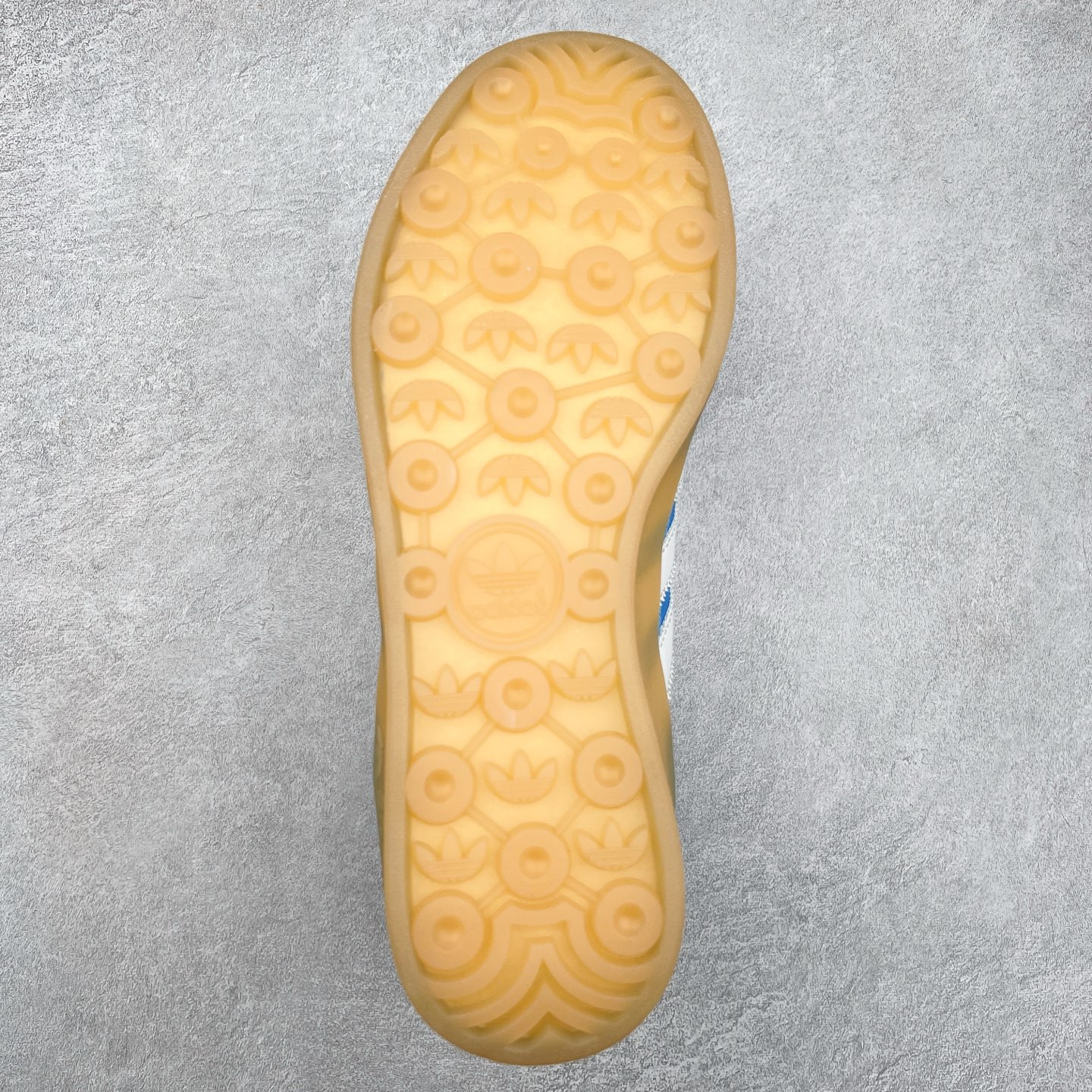 图片[9]-坏痞兔Bad Bunny x AD Gazelle Indoor Trainers 联名羚羊内训系列低帮复古百搭休闲运动德训风板鞋 IF9734 Bad Bunny本人在杂志拍摄时率先上脚带一波节奏，emm，手上拿的杂志封面还是Kylie，看来前女友和布克重新约会，这位哥也还是没放下啊…回到鞋款本身，整体选择了简约的黑白皮革搭配浅灰色长绒麂皮材质，最后以半透明生胶大底收尾，质感在线。不同于以往联名的调色盘操作，Bad Bunny对Gazelle indoor进行了加宽加厚处理，以及鞋头变形的设计，带来全新的歪头面包鞋型Gazelle。此外，鞋款标签直接呈现在后跟处，鞋侧adidas标识下方还加入了\\\”benito\\\”字样，辨识度拉满。尺码：35 36 36⅔ 37⅓ 38 38⅔ 39⅓ 40 40⅔ 41⅓ 42 42⅔ 43⅓ 44 44⅔ 45-选品中心