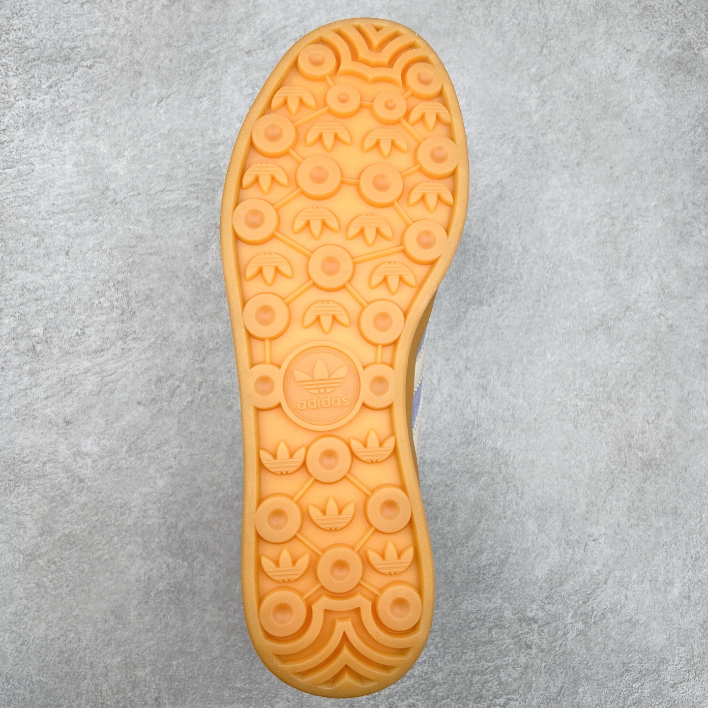 图片[9]-AD Gazelle Indoor Trainers 羚羊内训系列低帮复古百搭休闲运动德训风板鞋 JR8029 90年代经典的复刻版！自60年代以足球训练鞋面世以来,Gazelle就以其经典设计席卷全球。1991年版本的复刻,再造经典Gazelle。采用皮革打造,搭配浊色细节,让这款经典更加简约。尺码：36 36⅔ 37⅓ 38 38⅔ 39⅓ 40 40⅔ 41⅓ 42 42⅔ 43⅓ 44 45-选品中心