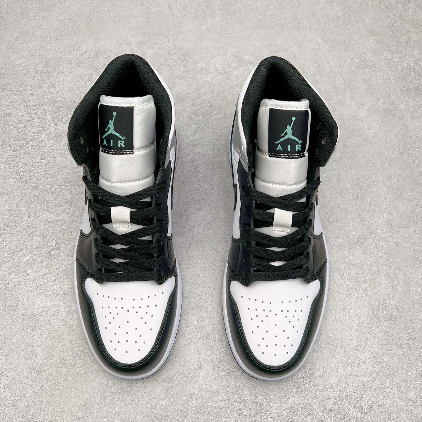 图片[2]-＃K版 Air Jordan AJ1 Mid 中帮 黑银 DQ8423-103 原厂内置全掌气垫 A模大底 头层小牛皮 鞋舌AJ原厂专用牛津布+AJ专用反口珍珠布+原厂无杂质高弹内里海棉 特殊封边弹力鞋带 全网唯一头层牛皮 原鞋开模 拒绝公底 购置公司同步原材料 原汁原味 忠于原版‼️尺码：36 36.5 37.5 38 38.5 39 40 40.5 41 42 42.5 43 44 44.5 45 46 47.5-选品中心