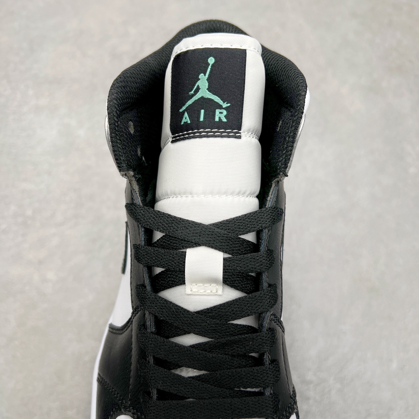 图片[5]-＃K版 Air Jordan AJ1 Mid 中帮 黑银 DQ8423-103 原厂内置全掌气垫 A模大底 头层小牛皮 鞋舌AJ原厂专用牛津布+AJ专用反口珍珠布+原厂无杂质高弹内里海棉 特殊封边弹力鞋带 全网唯一头层牛皮 原鞋开模 拒绝公底 购置公司同步原材料 原汁原味 忠于原版‼️尺码：36 36.5 37.5 38 38.5 39 40 40.5 41 42 42.5 43 44 44.5 45 46 47.5-选品中心