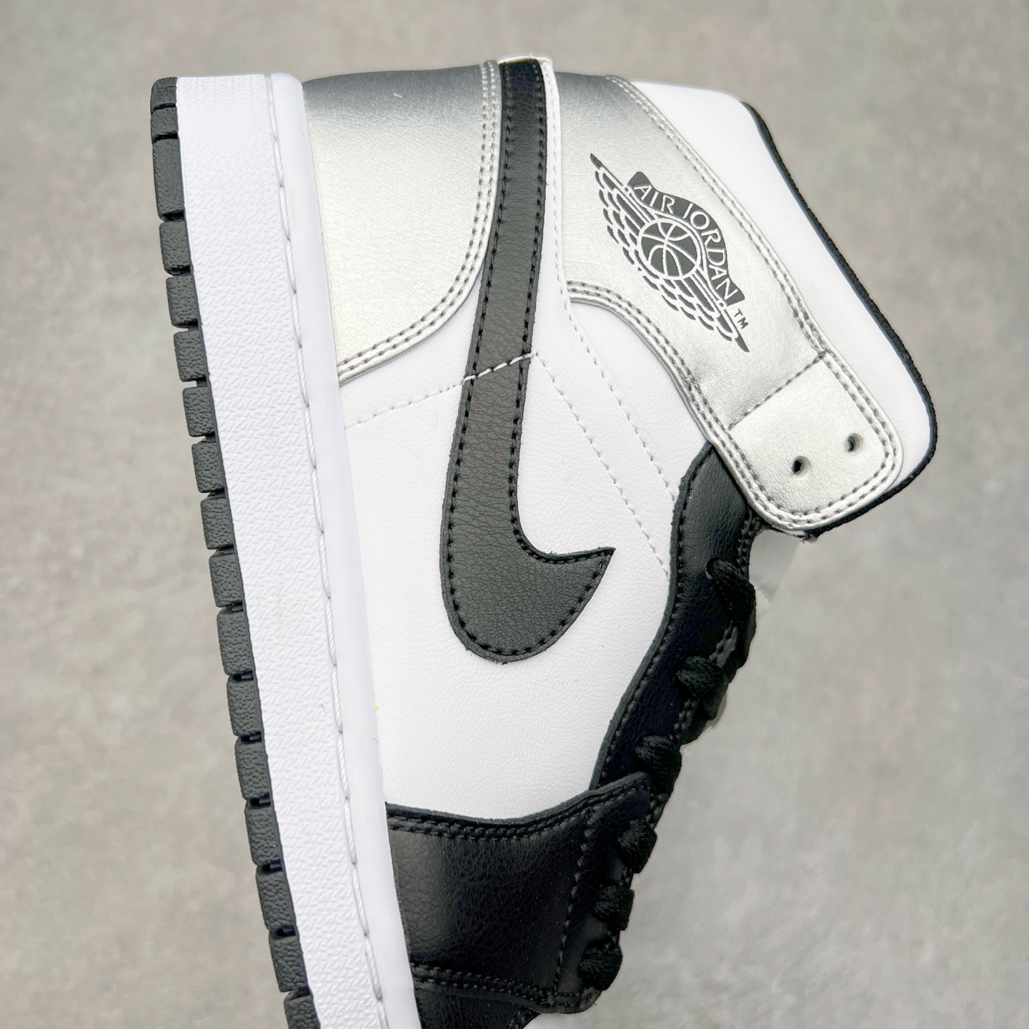 图片[6]-＃K版 Air Jordan AJ1 Mid 中帮 黑银 DQ8423-103 原厂内置全掌气垫 A模大底 头层小牛皮 鞋舌AJ原厂专用牛津布+AJ专用反口珍珠布+原厂无杂质高弹内里海棉 特殊封边弹力鞋带 全网唯一头层牛皮 原鞋开模 拒绝公底 购置公司同步原材料 原汁原味 忠于原版‼️尺码：36 36.5 37.5 38 38.5 39 40 40.5 41 42 42.5 43 44 44.5 45 46 47.5-选品中心