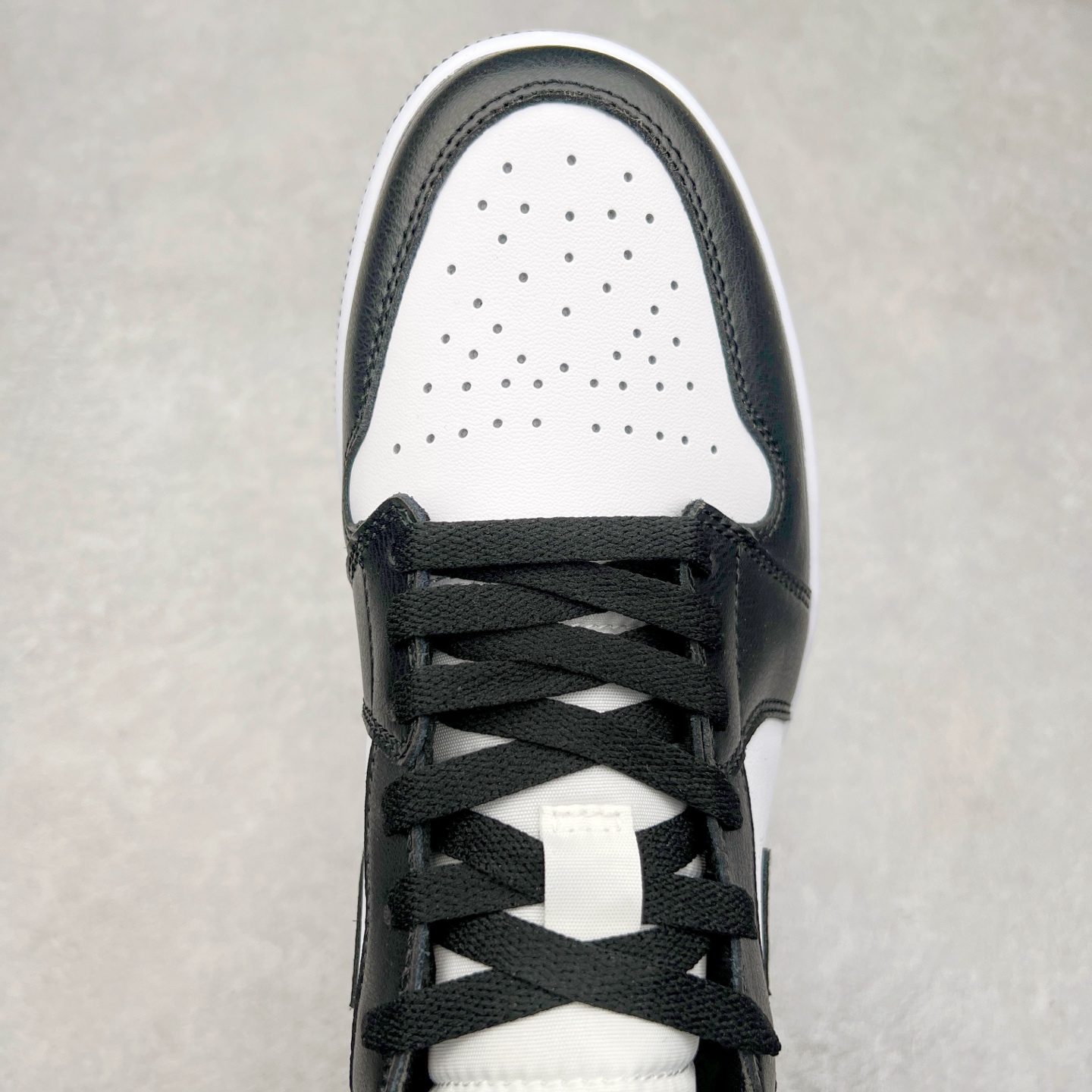 图片[4]-＃K版 Air Jordan AJ1 Mid 中帮 黑银 DQ8423-103 原厂内置全掌气垫 A模大底 头层小牛皮 鞋舌AJ原厂专用牛津布+AJ专用反口珍珠布+原厂无杂质高弹内里海棉 特殊封边弹力鞋带 全网唯一头层牛皮 原鞋开模 拒绝公底 购置公司同步原材料 原汁原味 忠于原版‼️尺码：36 36.5 37.5 38 38.5 39 40 40.5 41 42 42.5 43 44 44.5 45 46 47.5-选品中心