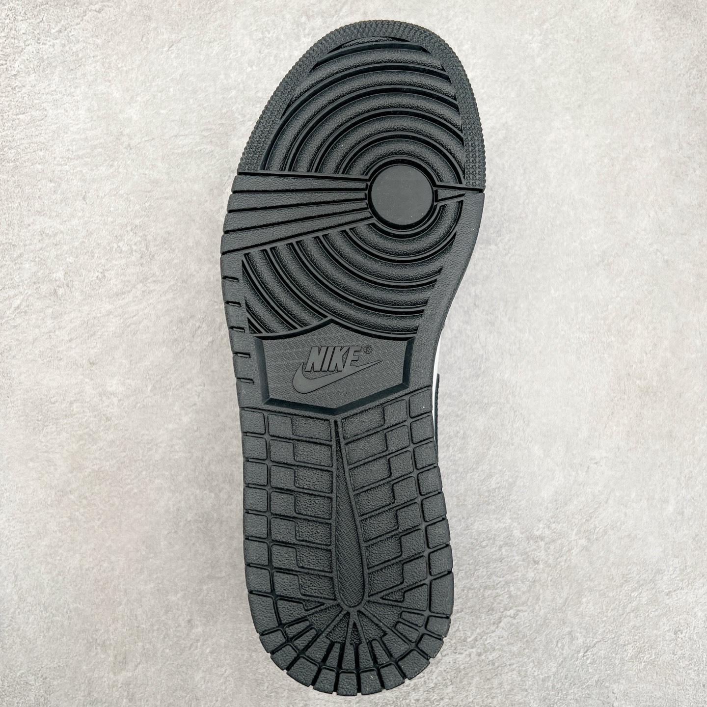 图片[9]-＃K版 Air Jordan AJ1 Mid 中帮 黑银 DQ8423-103 原厂内置全掌气垫 A模大底 头层小牛皮 鞋舌AJ原厂专用牛津布+AJ专用反口珍珠布+原厂无杂质高弹内里海棉 特殊封边弹力鞋带 全网唯一头层牛皮 原鞋开模 拒绝公底 购置公司同步原材料 原汁原味 忠于原版‼️尺码：36 36.5 37.5 38 38.5 39 40 40.5 41 42 42.5 43 44 44.5 45 46 47.5-选品中心