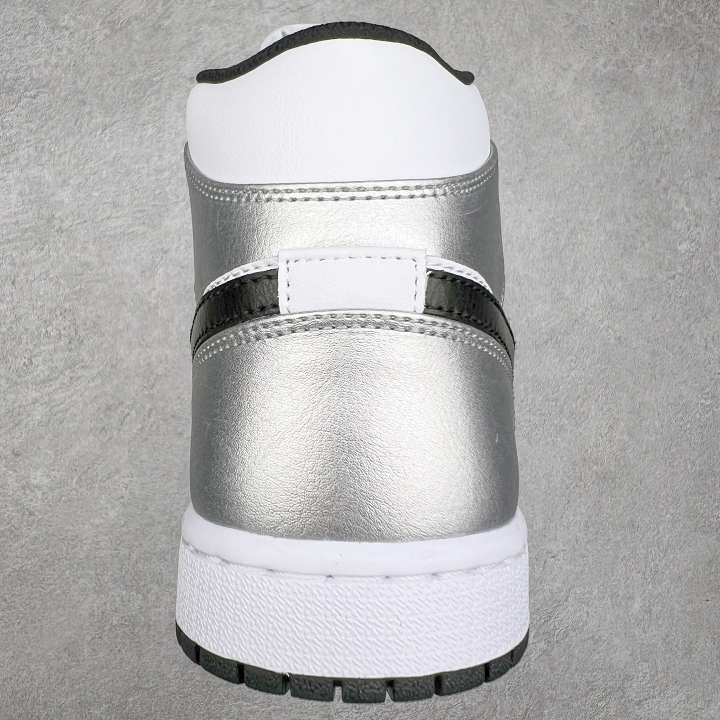 图片[8]-＃K版 Air Jordan AJ1 Mid 中帮 黑银 DQ8423-103 原厂内置全掌气垫 A模大底 头层小牛皮 鞋舌AJ原厂专用牛津布+AJ专用反口珍珠布+原厂无杂质高弹内里海棉 特殊封边弹力鞋带 全网唯一头层牛皮 原鞋开模 拒绝公底 购置公司同步原材料 原汁原味 忠于原版‼️尺码：36 36.5 37.5 38 38.5 39 40 40.5 41 42 42.5 43 44 44.5 45 46 47.5-选品中心