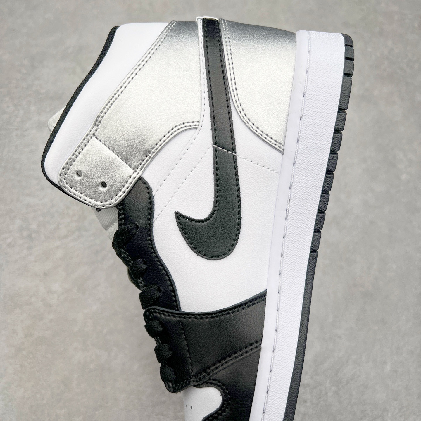 图片[7]-＃K版 Air Jordan AJ1 Mid 中帮 黑银 DQ8423-103 原厂内置全掌气垫 A模大底 头层小牛皮 鞋舌AJ原厂专用牛津布+AJ专用反口珍珠布+原厂无杂质高弹内里海棉 特殊封边弹力鞋带 全网唯一头层牛皮 原鞋开模 拒绝公底 购置公司同步原材料 原汁原味 忠于原版‼️尺码：36 36.5 37.5 38 38.5 39 40 40.5 41 42 42.5 43 44 44.5 45 46 47.5-选品中心