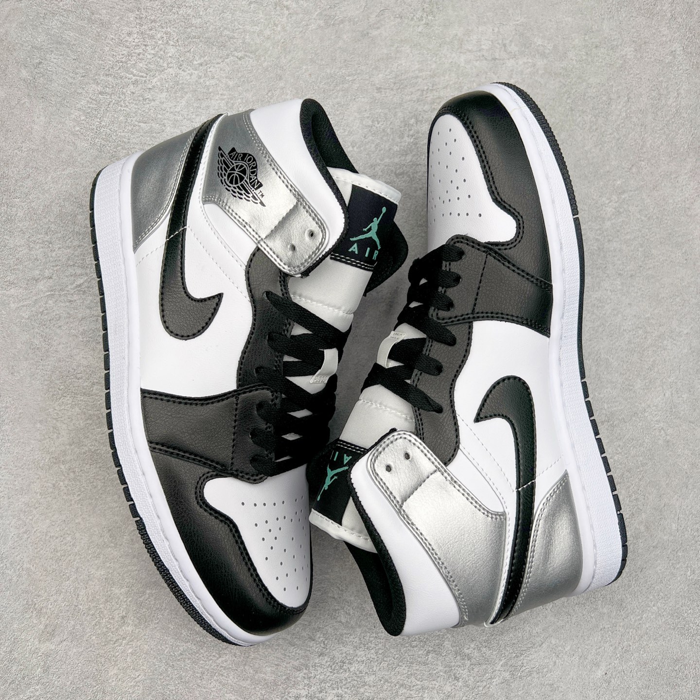 图片[3]-＃K版 Air Jordan AJ1 Mid 中帮 黑银 DQ8423-103 原厂内置全掌气垫 A模大底 头层小牛皮 鞋舌AJ原厂专用牛津布+AJ专用反口珍珠布+原厂无杂质高弹内里海棉 特殊封边弹力鞋带 全网唯一头层牛皮 原鞋开模 拒绝公底 购置公司同步原材料 原汁原味 忠于原版‼️尺码：36 36.5 37.5 38 38.5 39 40 40.5 41 42 42.5 43 44 44.5 45 46 47.5-选品中心