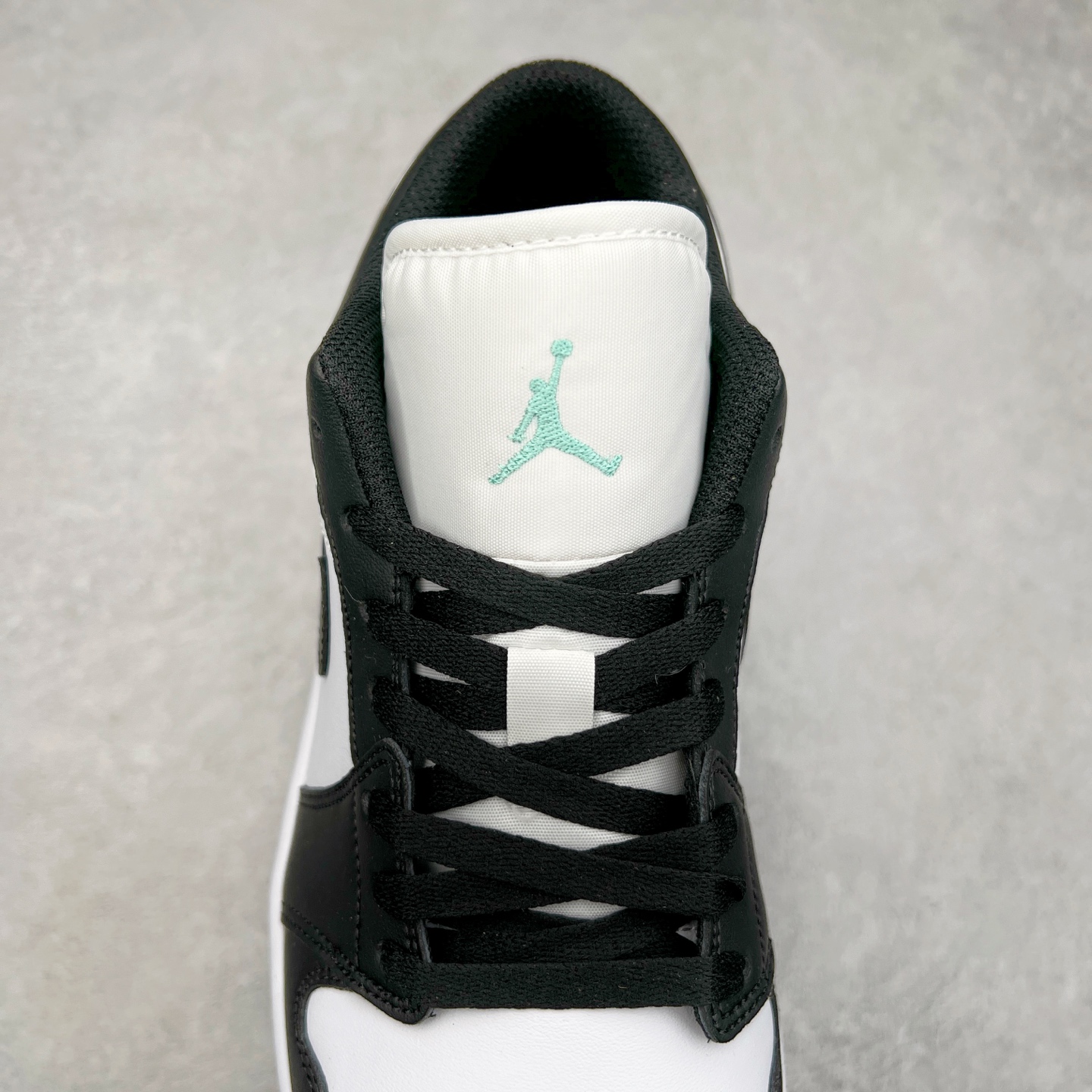 图片[5]-＃K版 Air Jordan AJ1 Low 低帮 黑白熊猫 553558-131 全新流水线出品 DT版本唯一平替选择 市场第二梯队最强版 全部原鞋开发 原楦原纸板开发 全鞋电脑针车 原厂内置全掌气垫 原盒内在原标 唯一Zp原版鞋带绑法 免检产品 全新2022版型 全头层皮料 完美零毛边处理 原厂配置全掌气垫 价格定位良心 几十个配色陆续出货 尺码：36 36.5 37.5 38 38.5 39 40 40.5 41 42 42.5 43 44 44.5 45 46 47.5-选品中心