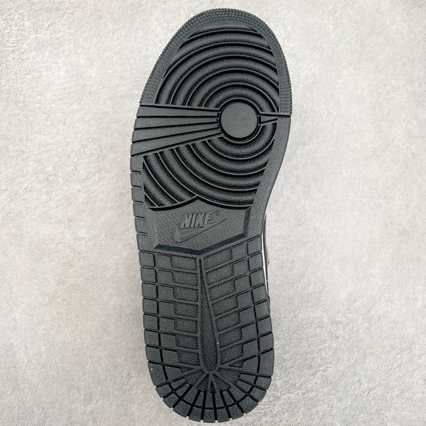 图片[9]-＃K版 Air Jordan AJ1 Low 低帮 黑白熊猫 553558-131 全新流水线出品 DT版本唯一平替选择 市场第二梯队最强版 全部原鞋开发 原楦原纸板开发 全鞋电脑针车 原厂内置全掌气垫 原盒内在原标 唯一Zp原版鞋带绑法 免检产品 全新2022版型 全头层皮料 完美零毛边处理 原厂配置全掌气垫 价格定位良心 几十个配色陆续出货 尺码：36 36.5 37.5 38 38.5 39 40 40.5 41 42 42.5 43 44 44.5 45 46 47.5-选品中心