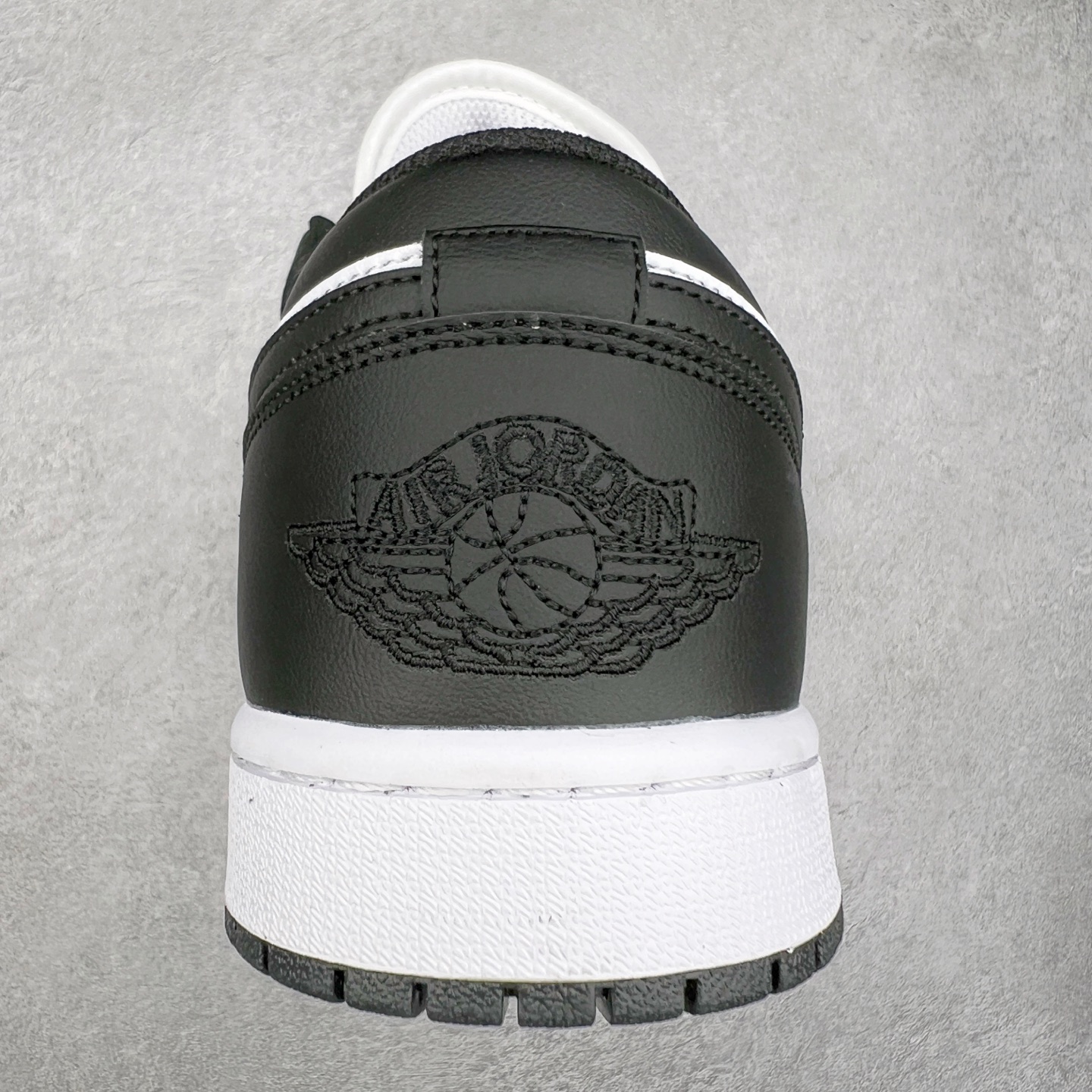 图片[8]-＃K版 Air Jordan AJ1 Low 低帮 黑白熊猫 553558-131 全新流水线出品 DT版本唯一平替选择 市场第二梯队最强版 全部原鞋开发 原楦原纸板开发 全鞋电脑针车 原厂内置全掌气垫 原盒内在原标 唯一Zp原版鞋带绑法 免检产品 全新2022版型 全头层皮料 完美零毛边处理 原厂配置全掌气垫 价格定位良心 几十个配色陆续出货 尺码：36 36.5 37.5 38 38.5 39 40 40.5 41 42 42.5 43 44 44.5 45 46 47.5-选品中心