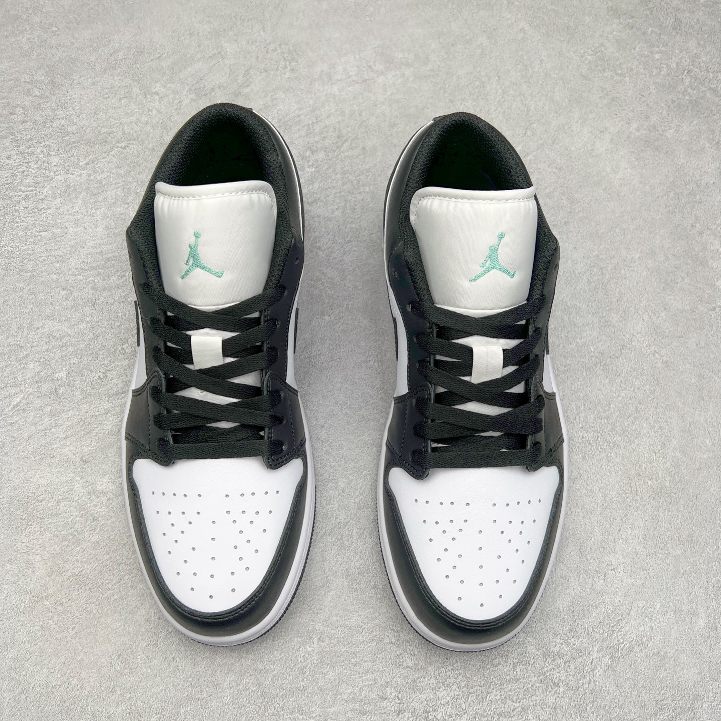 图片[2]-＃K版 Air Jordan AJ1 Low 低帮 黑白熊猫 553558-131 全新流水线出品 DT版本唯一平替选择 市场第二梯队最强版 全部原鞋开发 原楦原纸板开发 全鞋电脑针车 原厂内置全掌气垫 原盒内在原标 唯一Zp原版鞋带绑法 免检产品 全新2022版型 全头层皮料 完美零毛边处理 原厂配置全掌气垫 价格定位良心 几十个配色陆续出货 尺码：36 36.5 37.5 38 38.5 39 40 40.5 41 42 42.5 43 44 44.5 45 46 47.5-选品中心