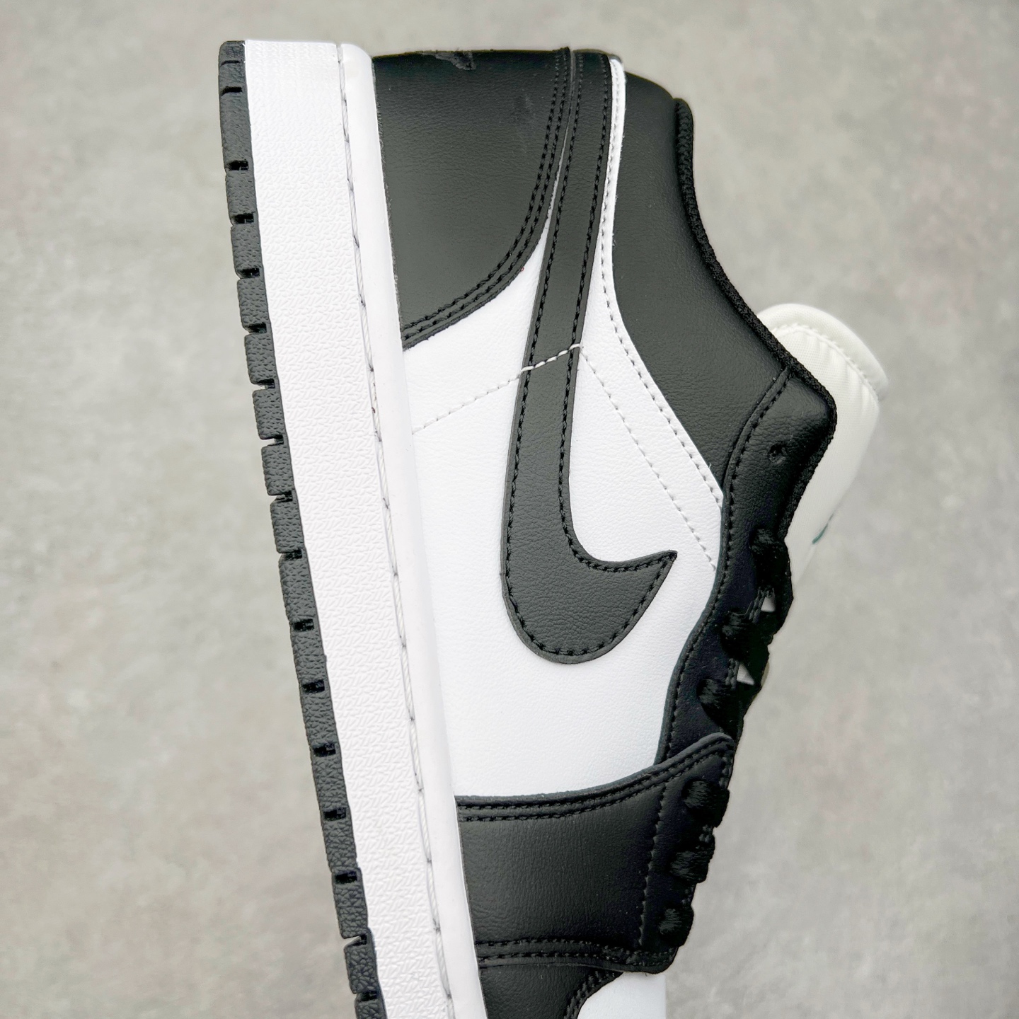 图片[6]-＃K版 Air Jordan AJ1 Low 低帮 黑白熊猫 553558-131 全新流水线出品 DT版本唯一平替选择 市场第二梯队最强版 全部原鞋开发 原楦原纸板开发 全鞋电脑针车 原厂内置全掌气垫 原盒内在原标 唯一Zp原版鞋带绑法 免检产品 全新2022版型 全头层皮料 完美零毛边处理 原厂配置全掌气垫 价格定位良心 几十个配色陆续出货 尺码：36 36.5 37.5 38 38.5 39 40 40.5 41 42 42.5 43 44 44.5 45 46 47.5-选品中心