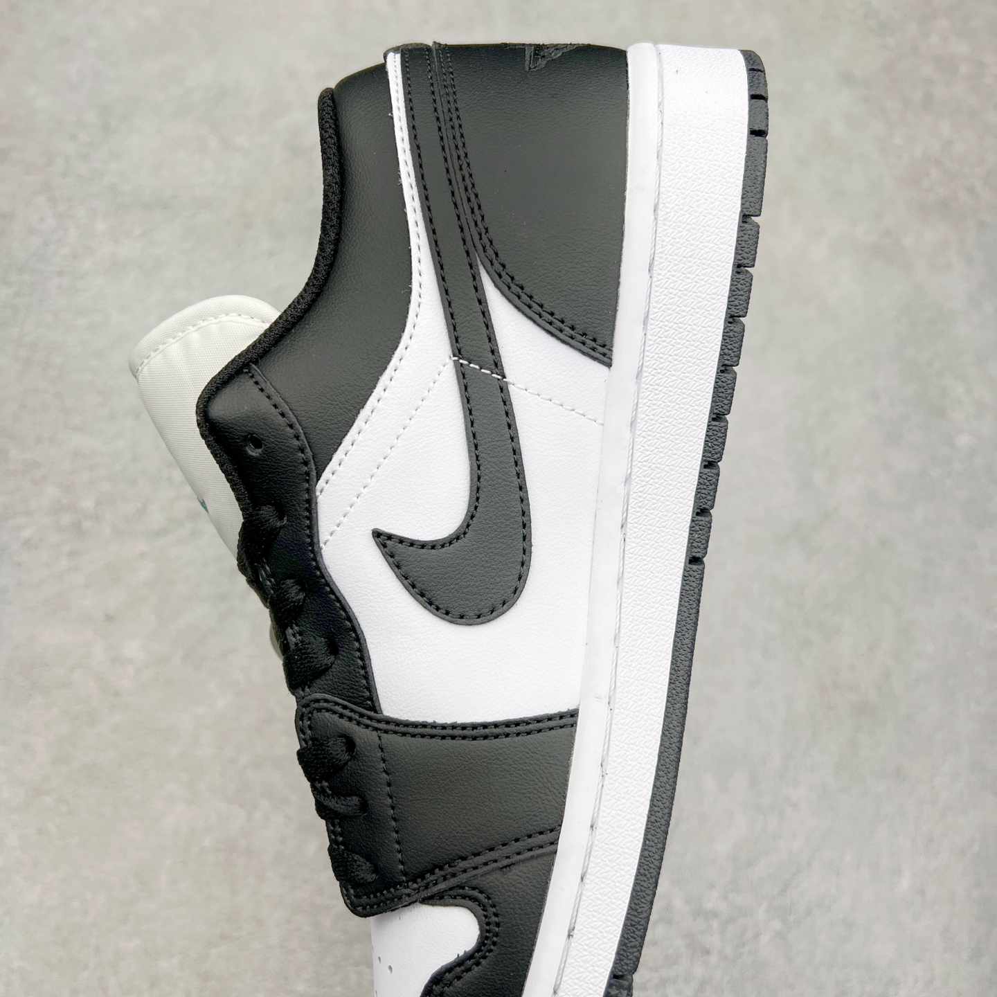 图片[7]-＃K版 Air Jordan AJ1 Low 低帮 黑白熊猫 553558-131 全新流水线出品 DT版本唯一平替选择 市场第二梯队最强版 全部原鞋开发 原楦原纸板开发 全鞋电脑针车 原厂内置全掌气垫 原盒内在原标 唯一Zp原版鞋带绑法 免检产品 全新2022版型 全头层皮料 完美零毛边处理 原厂配置全掌气垫 价格定位良心 几十个配色陆续出货 尺码：36 36.5 37.5 38 38.5 39 40 40.5 41 42 42.5 43 44 44.5 45 46 47.5-选品中心