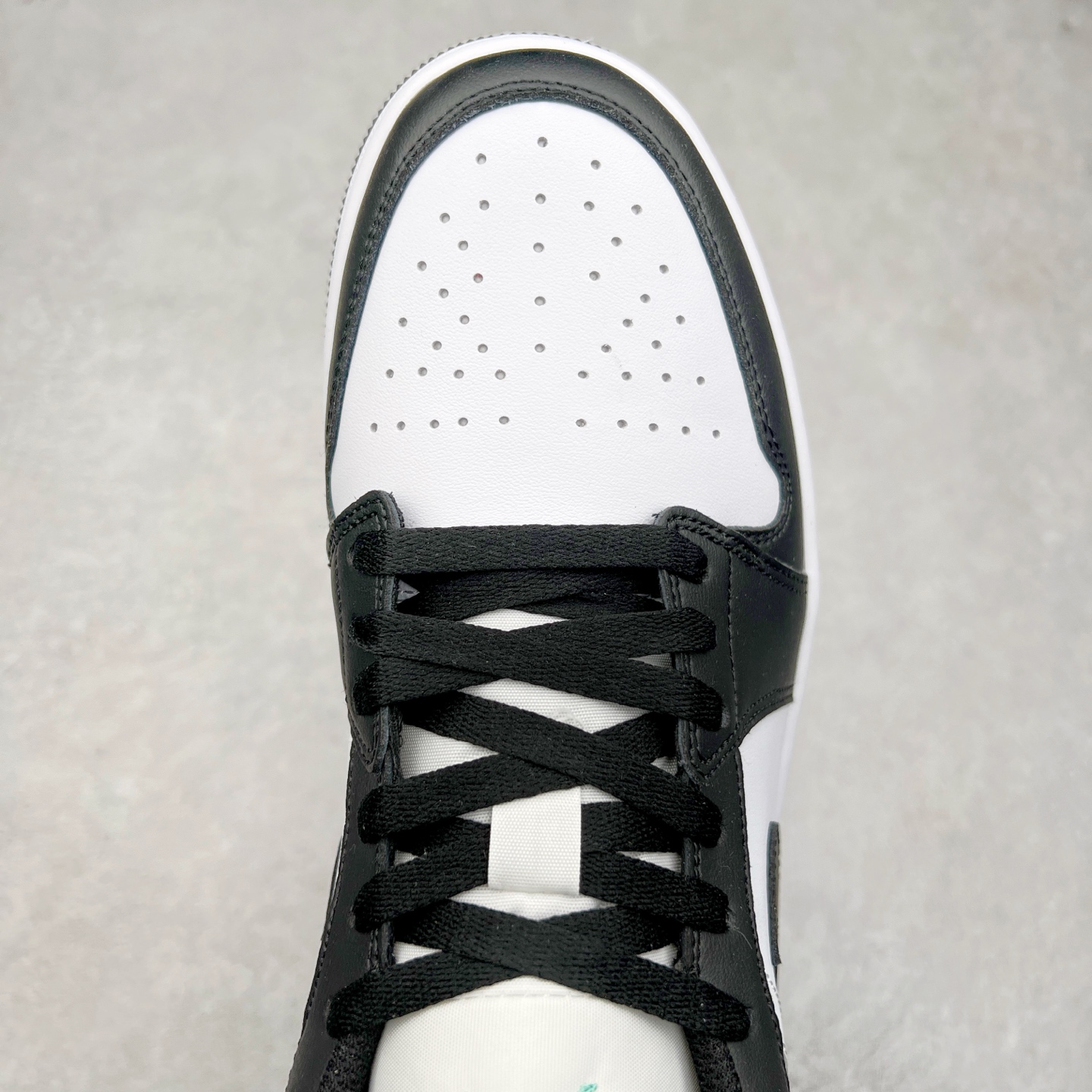 图片[4]-＃K版 Air Jordan AJ1 Low 低帮 黑白熊猫 553558-131 全新流水线出品 DT版本唯一平替选择 市场第二梯队最强版 全部原鞋开发 原楦原纸板开发 全鞋电脑针车 原厂内置全掌气垫 原盒内在原标 唯一Zp原版鞋带绑法 免检产品 全新2022版型 全头层皮料 完美零毛边处理 原厂配置全掌气垫 价格定位良心 几十个配色陆续出货 尺码：36 36.5 37.5 38 38.5 39 40 40.5 41 42 42.5 43 44 44.5 45 46 47.5-选品中心