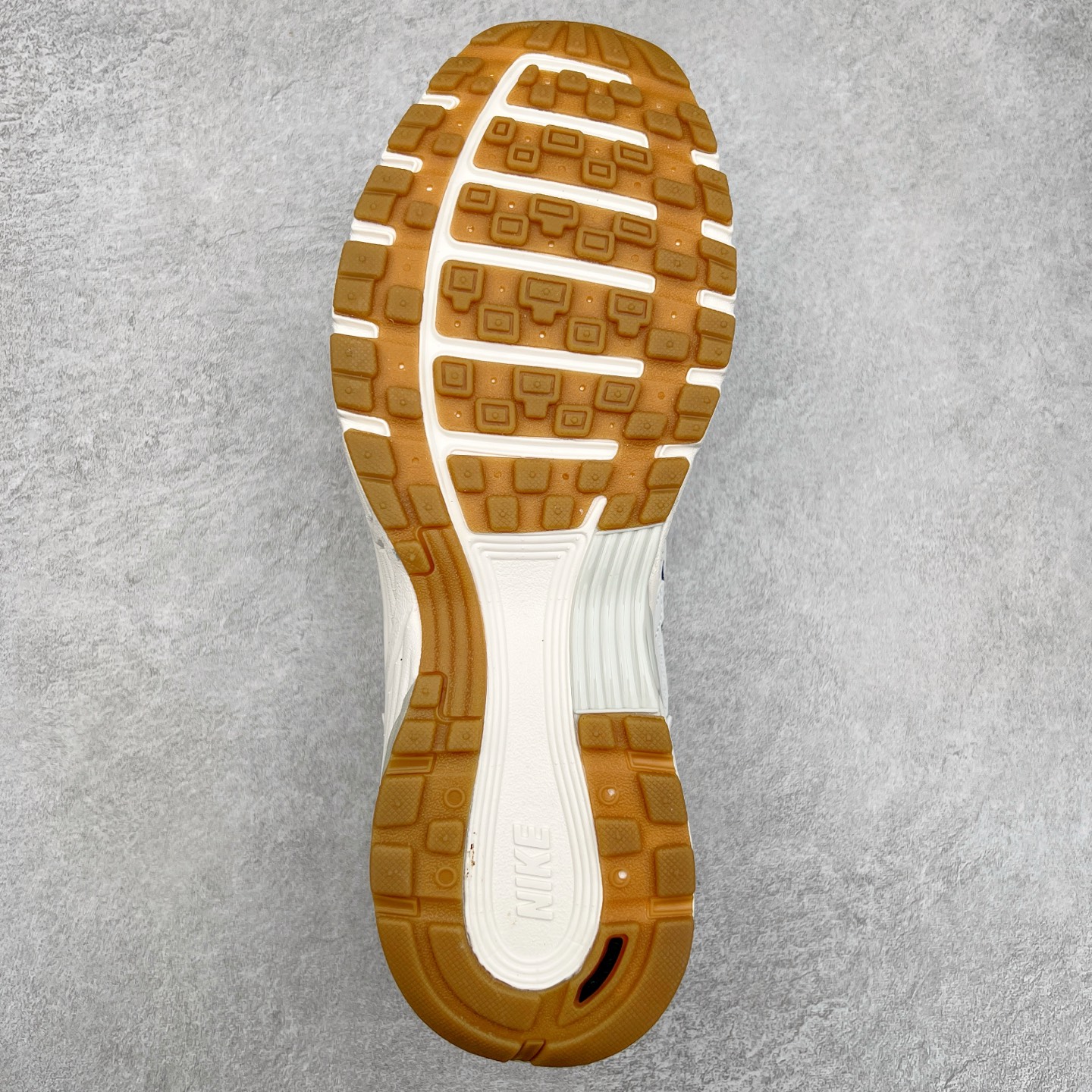 图片[9]-NK P-6000 系列低帮复古老爹风休闲运动舒适慢跑鞋 HF4898-121 购入原鞋原装纸板楦头开发 独家私模四层组合大底 市场唯一正确版本 良心定价 新配色陆续出货 进口三文治网面 融合 Pegasus 过往运动鞋设计 助力 21 世纪早期跑步运动跃升时尚新高度 采用透气网眼布、运动风格线条和耐穿覆面 兼具吸睛外观和舒适感受 中底泡绵以田径赛道为灵感 打造厚实设计 缔造出众缓震性能 尺码：36 36.5 37.5 38 38.5 39 40 40.5 41 42 42.5 43 44 44.5 45-选品中心