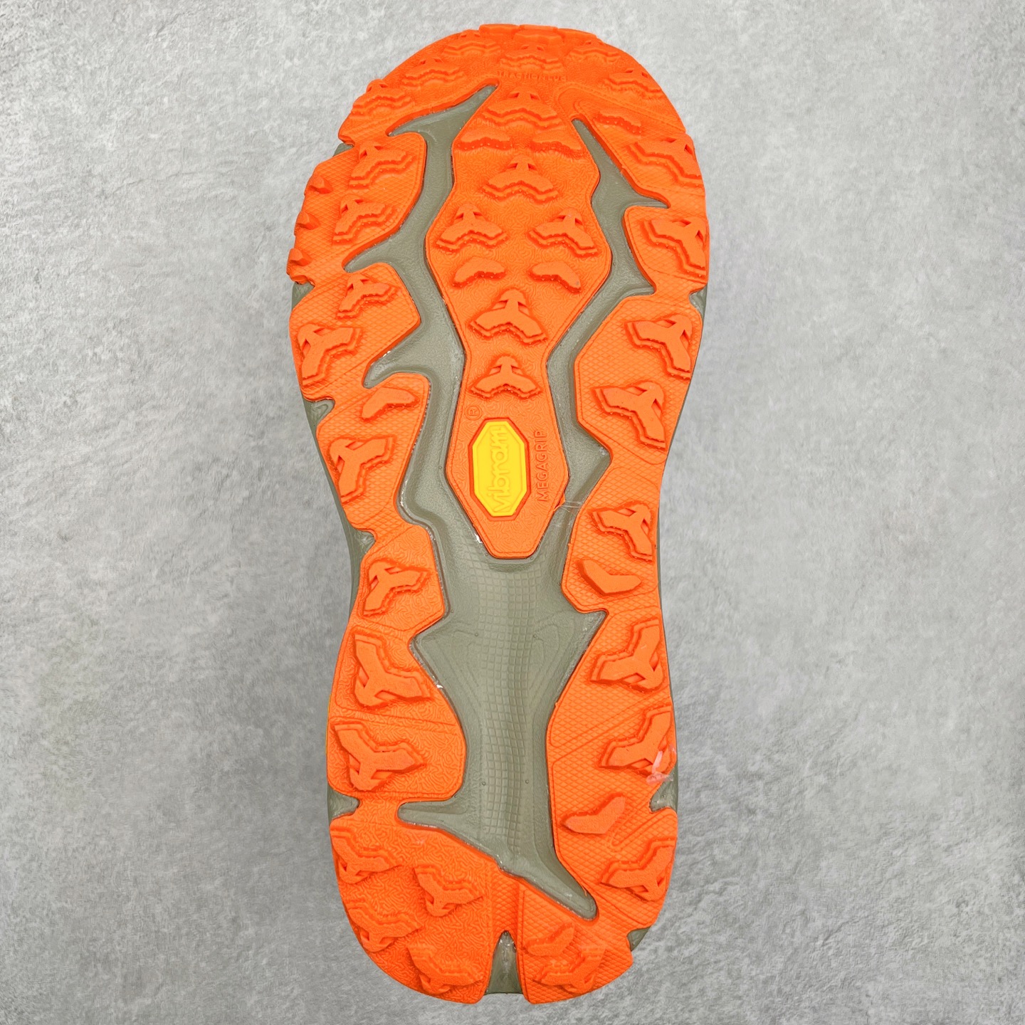 图片[9]-HOKA ONE ONE Speedgoat 6 户外越野跑步鞋 飞速羚羊6系列 新一代工程网纱鞋面 在确保鞋面稳定性的同时减少了固定胶条的使用 鞋面更轻盈、透气、舒适 可回收材料 为环保做出贡献 延伸后跟拉攀 方便快速穿脱 速度型滚动平衡技术 在崎岖的路面上 为平稳顺畅的步伐提供支持 HOKA ONE ONE是来自美国的跑步鞋知名品牌 创立于2009年 始终致力于为所有跑者提供更新、更好的跑步装备 相比常规跑鞋特别研发使用性能独特的几何形跑鞋中底 此种鞋底更厚、更高、回弹性也更好 除了卓越的缓冲性能 它还能为各种阶段的跑者带来更具动感、更加稳定的跑步体验 从设计之初就清楚意识到 要保证跑者步幅的均匀一致 双脚自然而然的运动至关重要 尺码：36 36.5 37.5 38 38.5 39 40 40.5 41 42 42.5 43 44 44.5 45-选品中心