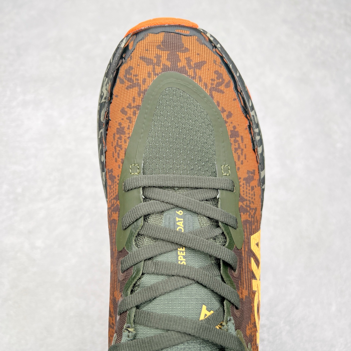 图片[4]-HOKA ONE ONE Speedgoat 6 户外越野跑步鞋 飞速羚羊6系列 新一代工程网纱鞋面 在确保鞋面稳定性的同时减少了固定胶条的使用 鞋面更轻盈、透气、舒适 可回收材料 为环保做出贡献 延伸后跟拉攀 方便快速穿脱 速度型滚动平衡技术 在崎岖的路面上 为平稳顺畅的步伐提供支持 HOKA ONE ONE是来自美国的跑步鞋知名品牌 创立于2009年 始终致力于为所有跑者提供更新、更好的跑步装备 相比常规跑鞋特别研发使用性能独特的几何形跑鞋中底 此种鞋底更厚、更高、回弹性也更好 除了卓越的缓冲性能 它还能为各种阶段的跑者带来更具动感、更加稳定的跑步体验 从设计之初就清楚意识到 要保证跑者步幅的均匀一致 双脚自然而然的运动至关重要 尺码：36 36.5 37.5 38 38.5 39 40 40.5 41 42 42.5 43 44 44.5 45-选品中心