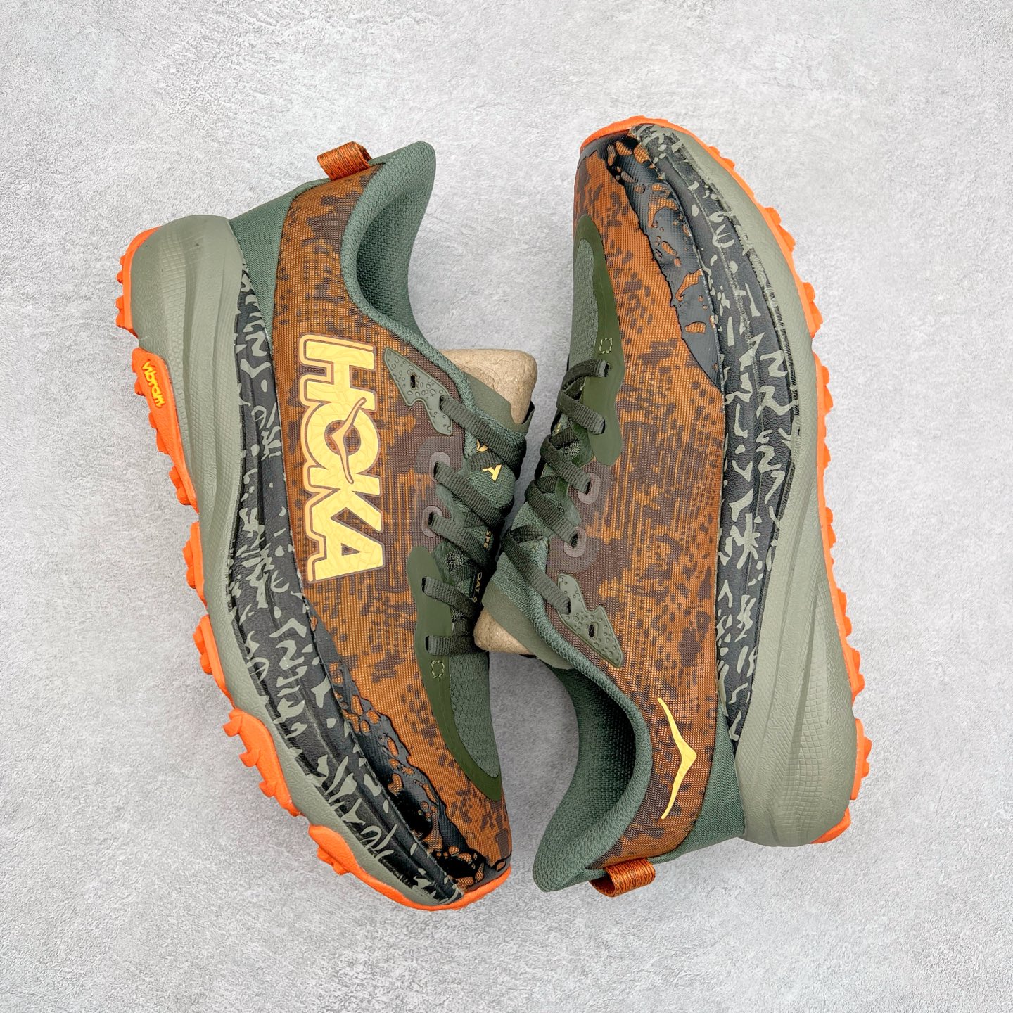 图片[3]-HOKA ONE ONE Speedgoat 6 户外越野跑步鞋 飞速羚羊6系列 新一代工程网纱鞋面 在确保鞋面稳定性的同时减少了固定胶条的使用 鞋面更轻盈、透气、舒适 可回收材料 为环保做出贡献 延伸后跟拉攀 方便快速穿脱 速度型滚动平衡技术 在崎岖的路面上 为平稳顺畅的步伐提供支持 HOKA ONE ONE是来自美国的跑步鞋知名品牌 创立于2009年 始终致力于为所有跑者提供更新、更好的跑步装备 相比常规跑鞋特别研发使用性能独特的几何形跑鞋中底 此种鞋底更厚、更高、回弹性也更好 除了卓越的缓冲性能 它还能为各种阶段的跑者带来更具动感、更加稳定的跑步体验 从设计之初就清楚意识到 要保证跑者步幅的均匀一致 双脚自然而然的运动至关重要 尺码：36 36.5 37.5 38 38.5 39 40 40.5 41 42 42.5 43 44 44.5 45-选品中心