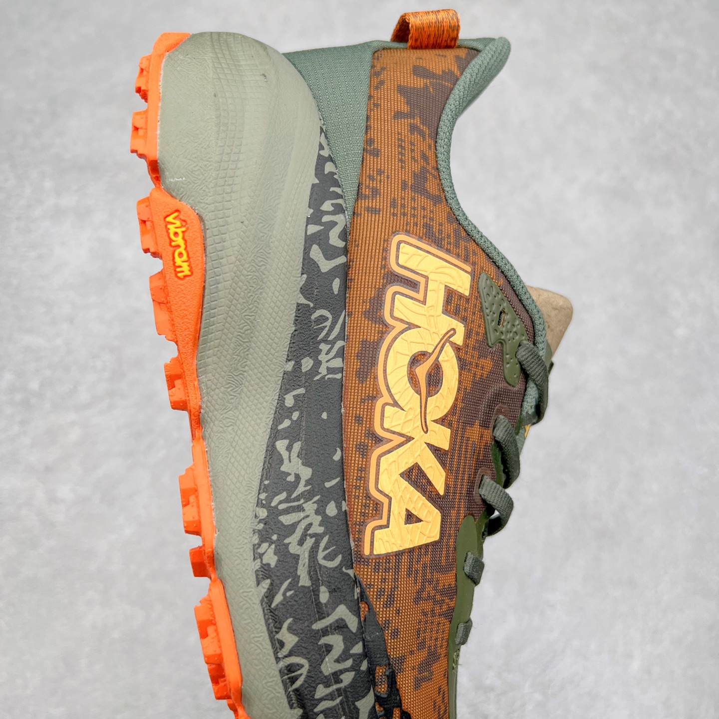 图片[6]-HOKA ONE ONE Speedgoat 6 户外越野跑步鞋 飞速羚羊6系列 新一代工程网纱鞋面 在确保鞋面稳定性的同时减少了固定胶条的使用 鞋面更轻盈、透气、舒适 可回收材料 为环保做出贡献 延伸后跟拉攀 方便快速穿脱 速度型滚动平衡技术 在崎岖的路面上 为平稳顺畅的步伐提供支持 HOKA ONE ONE是来自美国的跑步鞋知名品牌 创立于2009年 始终致力于为所有跑者提供更新、更好的跑步装备 相比常规跑鞋特别研发使用性能独特的几何形跑鞋中底 此种鞋底更厚、更高、回弹性也更好 除了卓越的缓冲性能 它还能为各种阶段的跑者带来更具动感、更加稳定的跑步体验 从设计之初就清楚意识到 要保证跑者步幅的均匀一致 双脚自然而然的运动至关重要 尺码：36 36.5 37.5 38 38.5 39 40 40.5 41 42 42.5 43 44 44.5 45-选品中心