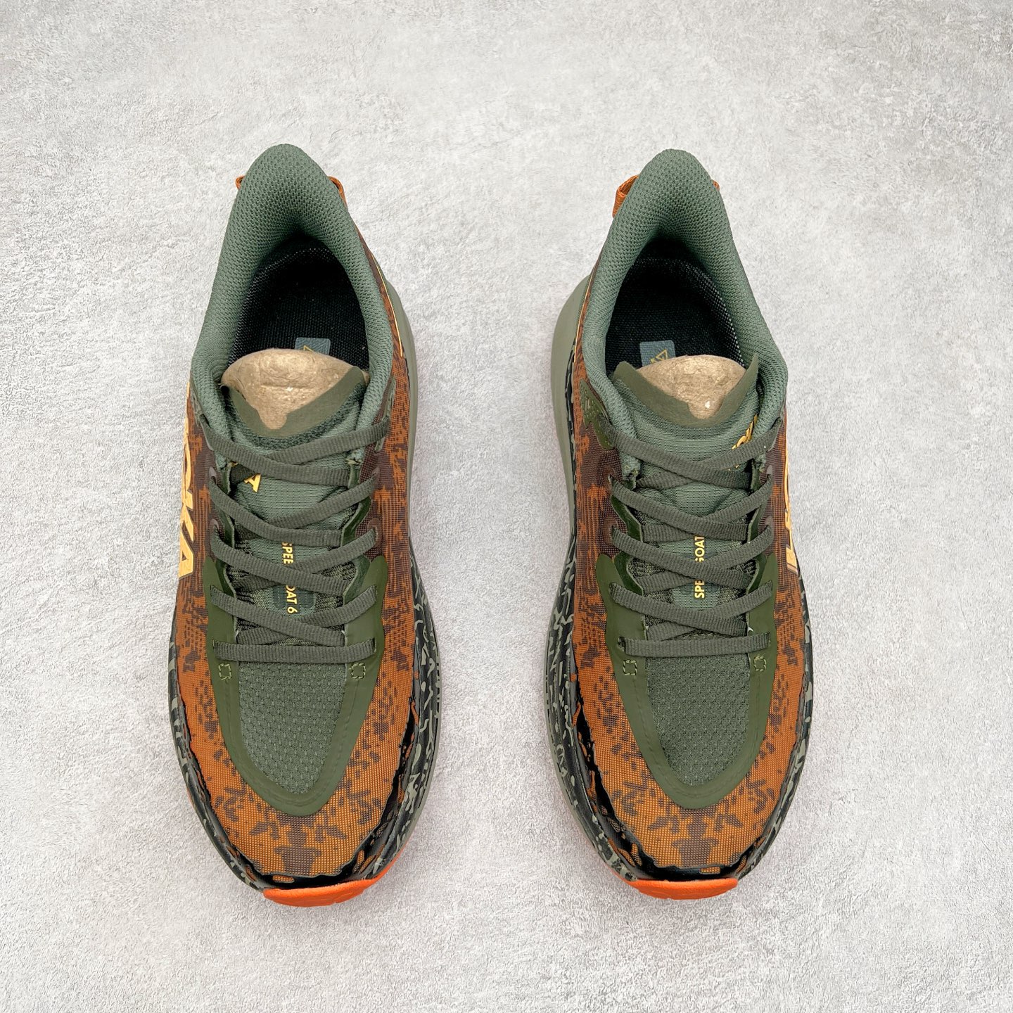 图片[2]-HOKA ONE ONE Speedgoat 6 户外越野跑步鞋 飞速羚羊6系列 新一代工程网纱鞋面 在确保鞋面稳定性的同时减少了固定胶条的使用 鞋面更轻盈、透气、舒适 可回收材料 为环保做出贡献 延伸后跟拉攀 方便快速穿脱 速度型滚动平衡技术 在崎岖的路面上 为平稳顺畅的步伐提供支持 HOKA ONE ONE是来自美国的跑步鞋知名品牌 创立于2009年 始终致力于为所有跑者提供更新、更好的跑步装备 相比常规跑鞋特别研发使用性能独特的几何形跑鞋中底 此种鞋底更厚、更高、回弹性也更好 除了卓越的缓冲性能 它还能为各种阶段的跑者带来更具动感、更加稳定的跑步体验 从设计之初就清楚意识到 要保证跑者步幅的均匀一致 双脚自然而然的运动至关重要 尺码：36 36.5 37.5 38 38.5 39 40 40.5 41 42 42.5 43 44 44.5 45-选品中心