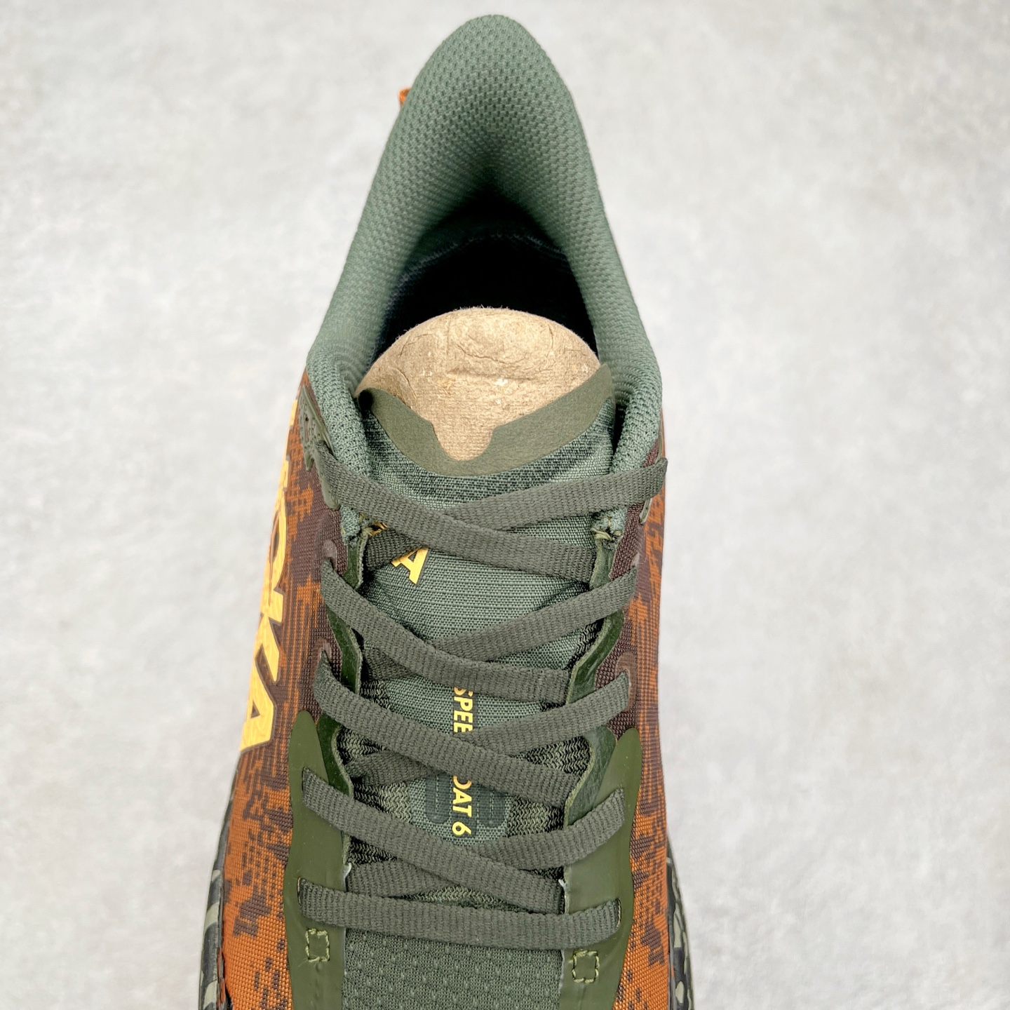 图片[5]-HOKA ONE ONE Speedgoat 6 户外越野跑步鞋 飞速羚羊6系列 新一代工程网纱鞋面 在确保鞋面稳定性的同时减少了固定胶条的使用 鞋面更轻盈、透气、舒适 可回收材料 为环保做出贡献 延伸后跟拉攀 方便快速穿脱 速度型滚动平衡技术 在崎岖的路面上 为平稳顺畅的步伐提供支持 HOKA ONE ONE是来自美国的跑步鞋知名品牌 创立于2009年 始终致力于为所有跑者提供更新、更好的跑步装备 相比常规跑鞋特别研发使用性能独特的几何形跑鞋中底 此种鞋底更厚、更高、回弹性也更好 除了卓越的缓冲性能 它还能为各种阶段的跑者带来更具动感、更加稳定的跑步体验 从设计之初就清楚意识到 要保证跑者步幅的均匀一致 双脚自然而然的运动至关重要 尺码：36 36.5 37.5 38 38.5 39 40 40.5 41 42 42.5 43 44 44.5 45-选品中心