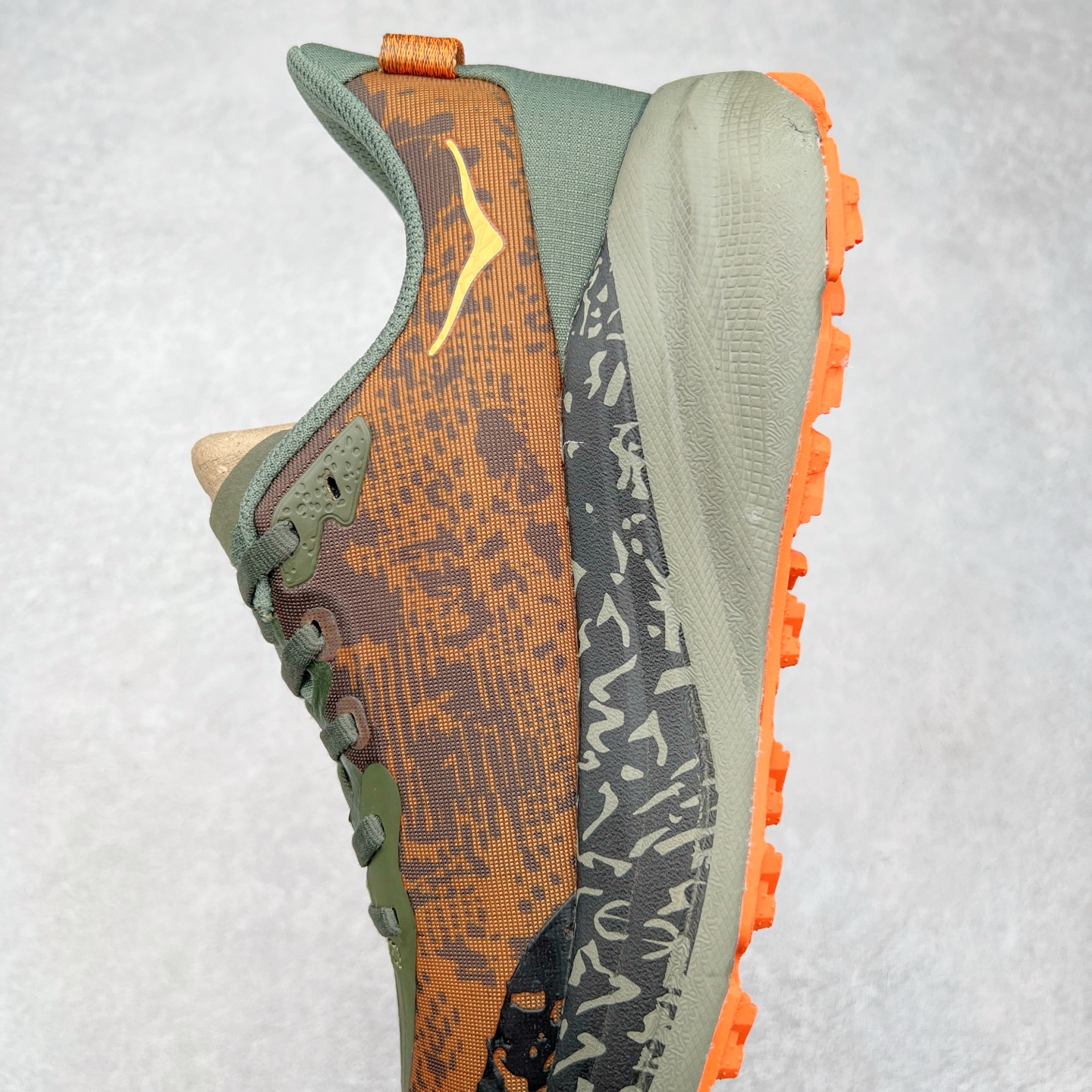 图片[7]-HOKA ONE ONE Speedgoat 6 户外越野跑步鞋 飞速羚羊6系列 新一代工程网纱鞋面 在确保鞋面稳定性的同时减少了固定胶条的使用 鞋面更轻盈、透气、舒适 可回收材料 为环保做出贡献 延伸后跟拉攀 方便快速穿脱 速度型滚动平衡技术 在崎岖的路面上 为平稳顺畅的步伐提供支持 HOKA ONE ONE是来自美国的跑步鞋知名品牌 创立于2009年 始终致力于为所有跑者提供更新、更好的跑步装备 相比常规跑鞋特别研发使用性能独特的几何形跑鞋中底 此种鞋底更厚、更高、回弹性也更好 除了卓越的缓冲性能 它还能为各种阶段的跑者带来更具动感、更加稳定的跑步体验 从设计之初就清楚意识到 要保证跑者步幅的均匀一致 双脚自然而然的运动至关重要 尺码：36 36.5 37.5 38 38.5 39 40 40.5 41 42 42.5 43 44 44.5 45-选品中心