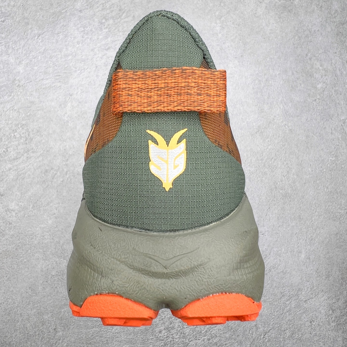 图片[8]-HOKA ONE ONE Speedgoat 6 户外越野跑步鞋 飞速羚羊6系列 新一代工程网纱鞋面 在确保鞋面稳定性的同时减少了固定胶条的使用 鞋面更轻盈、透气、舒适 可回收材料 为环保做出贡献 延伸后跟拉攀 方便快速穿脱 速度型滚动平衡技术 在崎岖的路面上 为平稳顺畅的步伐提供支持 HOKA ONE ONE是来自美国的跑步鞋知名品牌 创立于2009年 始终致力于为所有跑者提供更新、更好的跑步装备 相比常规跑鞋特别研发使用性能独特的几何形跑鞋中底 此种鞋底更厚、更高、回弹性也更好 除了卓越的缓冲性能 它还能为各种阶段的跑者带来更具动感、更加稳定的跑步体验 从设计之初就清楚意识到 要保证跑者步幅的均匀一致 双脚自然而然的运动至关重要 尺码：36 36.5 37.5 38 38.5 39 40 40.5 41 42 42.5 43 44 44.5 45-选品中心