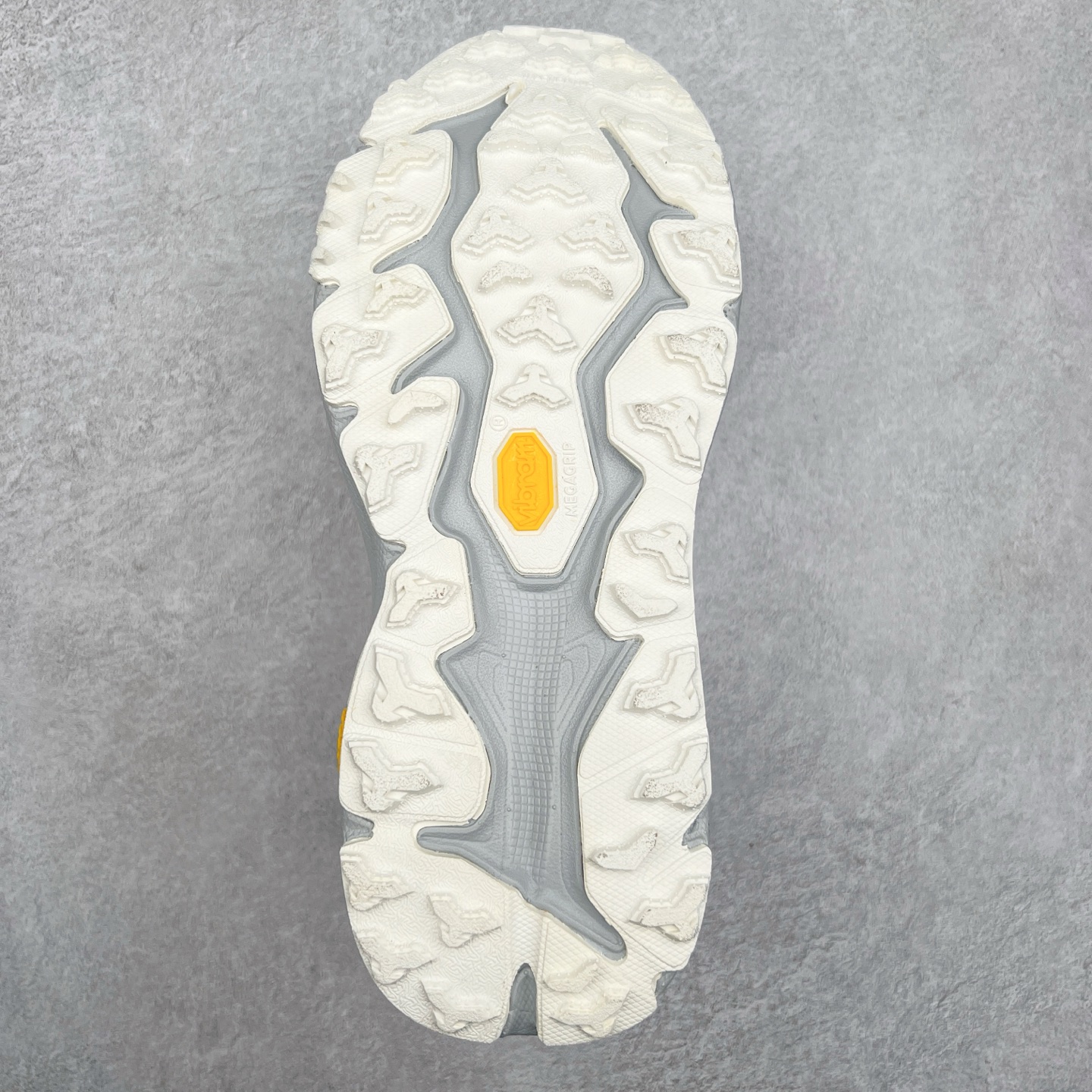 图片[9]-HOKA ONE ONE Speedgoat 6 户外越野跑步鞋 飞速羚羊6系列 新一代工程网纱鞋面 在确保鞋面稳定性的同时减少了固定胶条的使用 鞋面更轻盈、透气、舒适 可回收材料 为环保做出贡献 延伸后跟拉攀 方便快速穿脱 速度型滚动平衡技术 在崎岖的路面上 为平稳顺畅的步伐提供支持 HOKA ONE ONE是来自美国的跑步鞋知名品牌 创立于2009年 始终致力于为所有跑者提供更新、更好的跑步装备 相比常规跑鞋特别研发使用性能独特的几何形跑鞋中底 此种鞋底更厚、更高、回弹性也更好 除了卓越的缓冲性能 它还能为各种阶段的跑者带来更具动感、更加稳定的跑步体验 从设计之初就清楚意识到 要保证跑者步幅的均匀一致 双脚自然而然的运动至关重要 尺码：36 36.5 37.5 38 38.5 39 40 40.5 41 42 42.5 43 44 44.5 45-选品中心