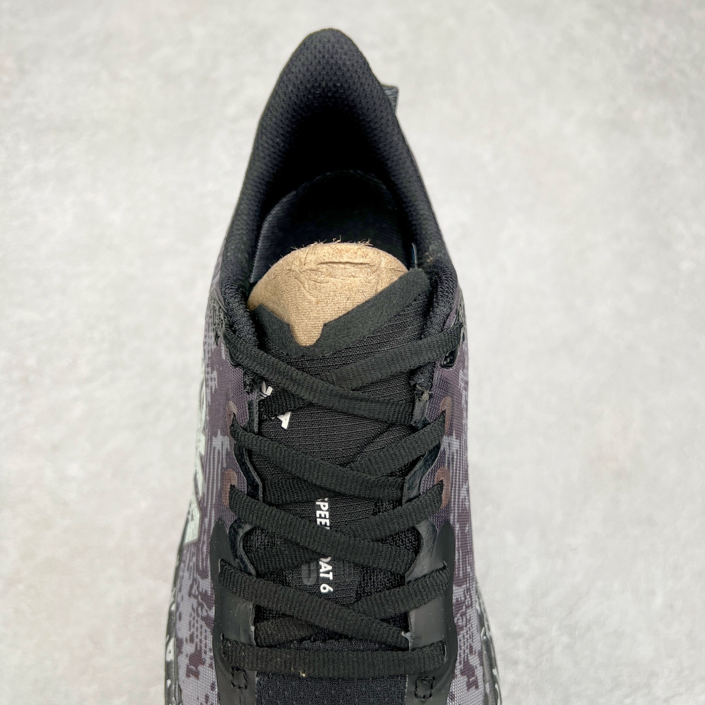 图片[5]-HOKA ONE ONE Speedgoat 6 户外越野跑步鞋 飞速羚羊6系列 新一代工程网纱鞋面 在确保鞋面稳定性的同时减少了固定胶条的使用 鞋面更轻盈、透气、舒适 可回收材料 为环保做出贡献 延伸后跟拉攀 方便快速穿脱 速度型滚动平衡技术 在崎岖的路面上 为平稳顺畅的步伐提供支持 HOKA ONE ONE是来自美国的跑步鞋知名品牌 创立于2009年 始终致力于为所有跑者提供更新、更好的跑步装备 相比常规跑鞋特别研发使用性能独特的几何形跑鞋中底 此种鞋底更厚、更高、回弹性也更好 除了卓越的缓冲性能 它还能为各种阶段的跑者带来更具动感、更加稳定的跑步体验 从设计之初就清楚意识到 要保证跑者步幅的均匀一致 双脚自然而然的运动至关重要 尺码：36 36.5 37.5 38 38.5 39 40 40.5 41 42 42.5 43 44 44.5 45-选品中心