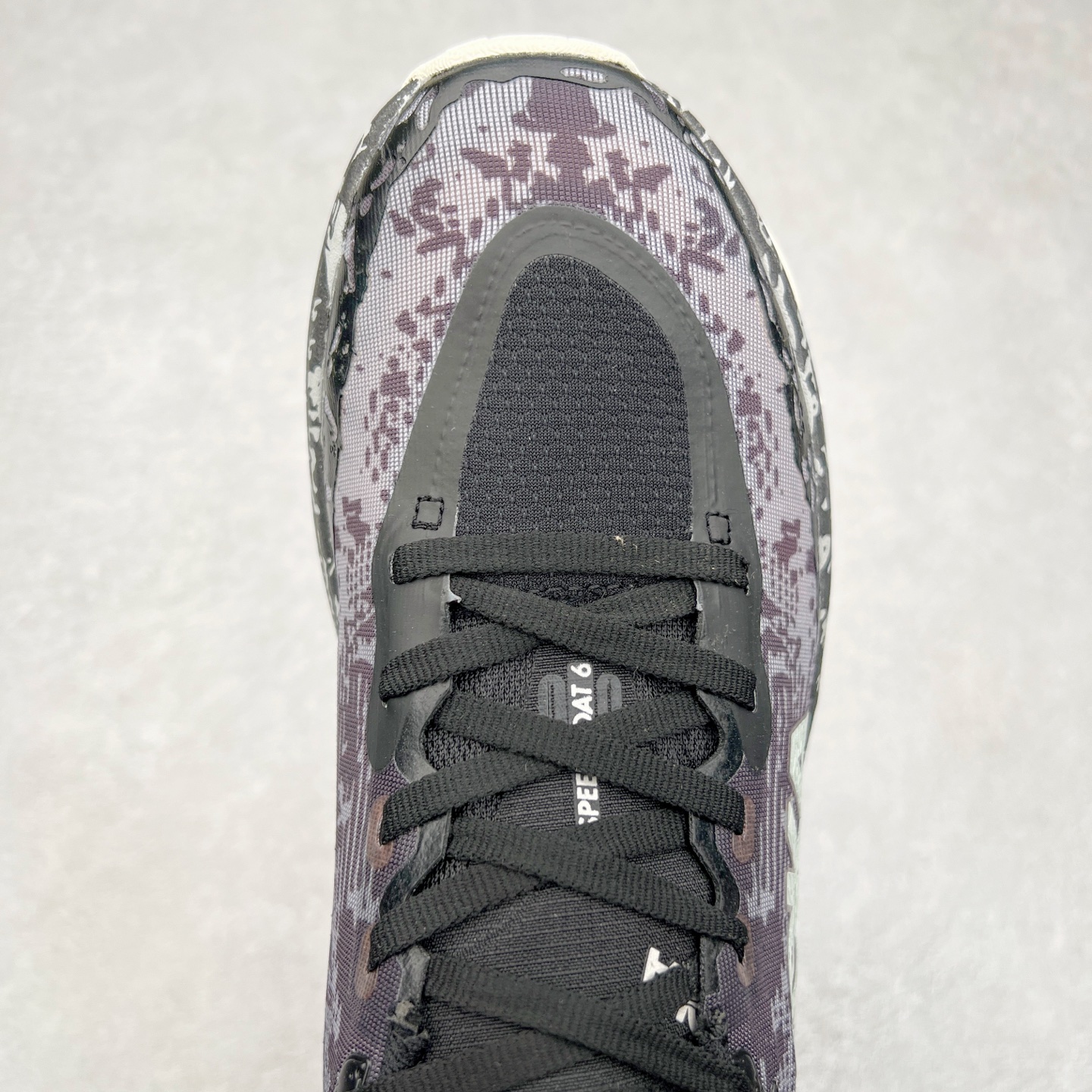 图片[4]-HOKA ONE ONE Speedgoat 6 户外越野跑步鞋 飞速羚羊6系列 新一代工程网纱鞋面 在确保鞋面稳定性的同时减少了固定胶条的使用 鞋面更轻盈、透气、舒适 可回收材料 为环保做出贡献 延伸后跟拉攀 方便快速穿脱 速度型滚动平衡技术 在崎岖的路面上 为平稳顺畅的步伐提供支持 HOKA ONE ONE是来自美国的跑步鞋知名品牌 创立于2009年 始终致力于为所有跑者提供更新、更好的跑步装备 相比常规跑鞋特别研发使用性能独特的几何形跑鞋中底 此种鞋底更厚、更高、回弹性也更好 除了卓越的缓冲性能 它还能为各种阶段的跑者带来更具动感、更加稳定的跑步体验 从设计之初就清楚意识到 要保证跑者步幅的均匀一致 双脚自然而然的运动至关重要 尺码：36 36.5 37.5 38 38.5 39 40 40.5 41 42 42.5 43 44 44.5 45-选品中心