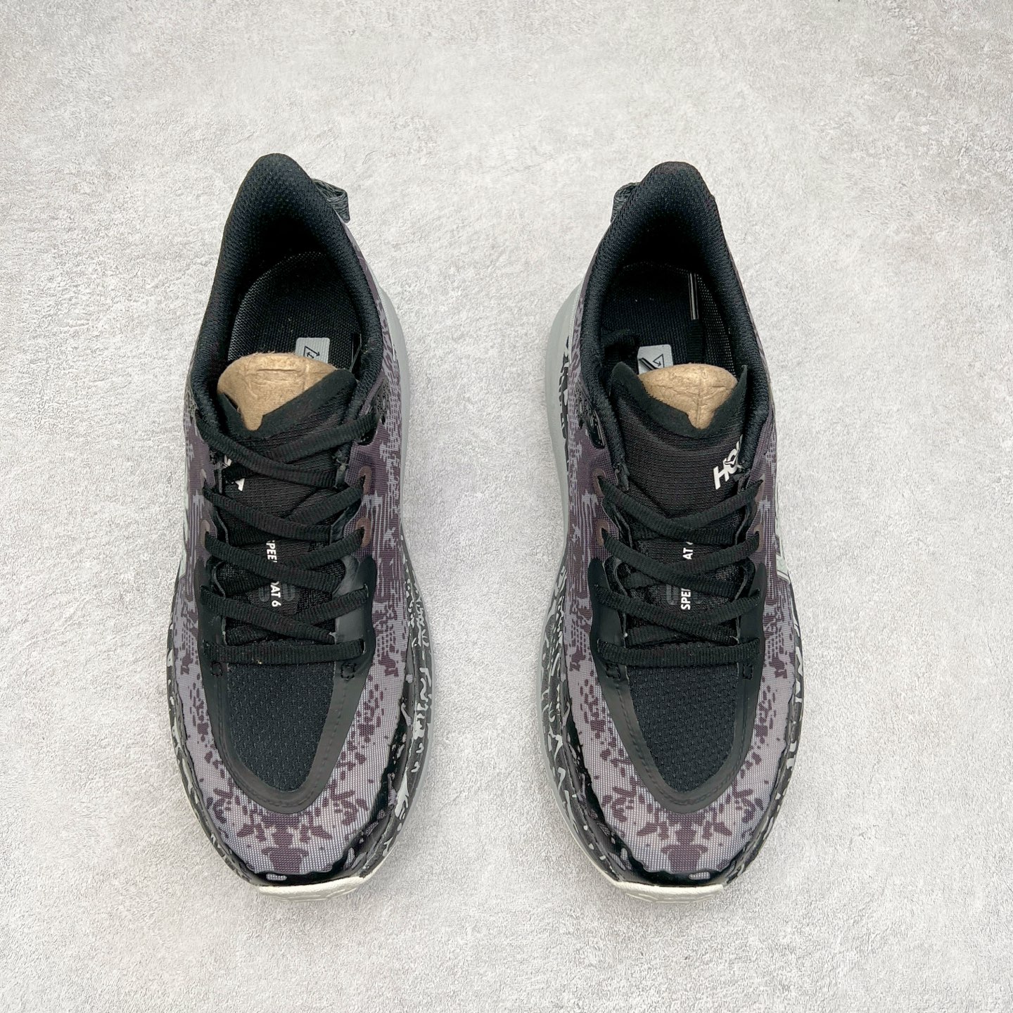 图片[2]-HOKA ONE ONE Speedgoat 6 户外越野跑步鞋 飞速羚羊6系列 新一代工程网纱鞋面 在确保鞋面稳定性的同时减少了固定胶条的使用 鞋面更轻盈、透气、舒适 可回收材料 为环保做出贡献 延伸后跟拉攀 方便快速穿脱 速度型滚动平衡技术 在崎岖的路面上 为平稳顺畅的步伐提供支持 HOKA ONE ONE是来自美国的跑步鞋知名品牌 创立于2009年 始终致力于为所有跑者提供更新、更好的跑步装备 相比常规跑鞋特别研发使用性能独特的几何形跑鞋中底 此种鞋底更厚、更高、回弹性也更好 除了卓越的缓冲性能 它还能为各种阶段的跑者带来更具动感、更加稳定的跑步体验 从设计之初就清楚意识到 要保证跑者步幅的均匀一致 双脚自然而然的运动至关重要 尺码：36 36.5 37.5 38 38.5 39 40 40.5 41 42 42.5 43 44 44.5 45-选品中心