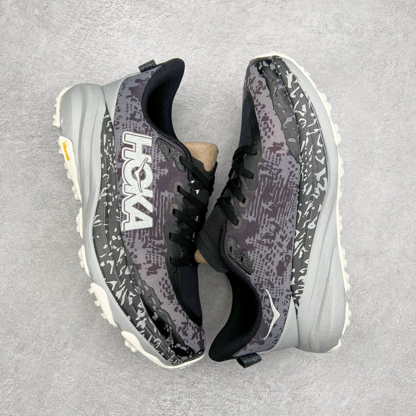 图片[3]-HOKA ONE ONE Speedgoat 6 户外越野跑步鞋 飞速羚羊6系列 新一代工程网纱鞋面 在确保鞋面稳定性的同时减少了固定胶条的使用 鞋面更轻盈、透气、舒适 可回收材料 为环保做出贡献 延伸后跟拉攀 方便快速穿脱 速度型滚动平衡技术 在崎岖的路面上 为平稳顺畅的步伐提供支持 HOKA ONE ONE是来自美国的跑步鞋知名品牌 创立于2009年 始终致力于为所有跑者提供更新、更好的跑步装备 相比常规跑鞋特别研发使用性能独特的几何形跑鞋中底 此种鞋底更厚、更高、回弹性也更好 除了卓越的缓冲性能 它还能为各种阶段的跑者带来更具动感、更加稳定的跑步体验 从设计之初就清楚意识到 要保证跑者步幅的均匀一致 双脚自然而然的运动至关重要 尺码：36 36.5 37.5 38 38.5 39 40 40.5 41 42 42.5 43 44 44.5 45-选品中心