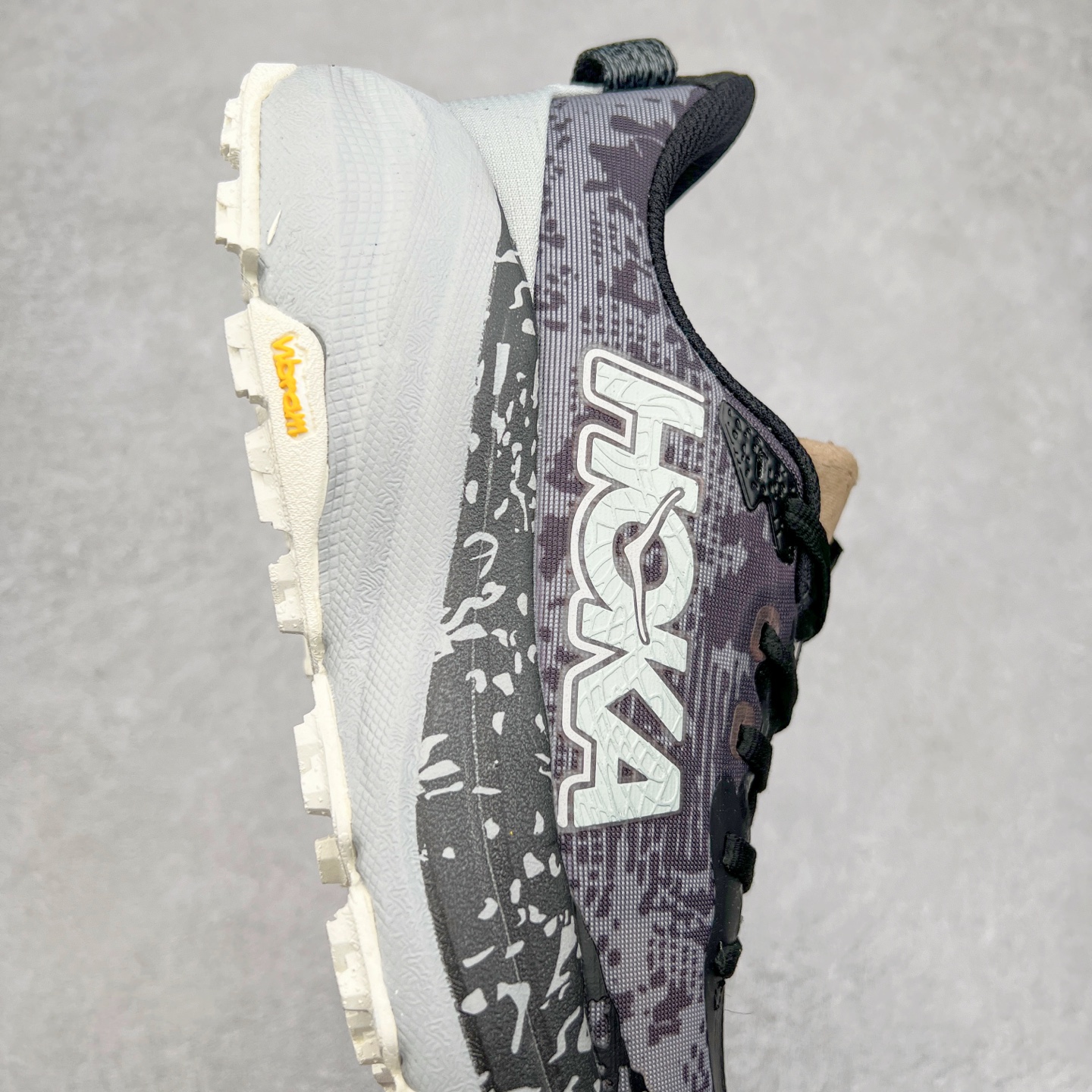 图片[6]-HOKA ONE ONE Speedgoat 6 户外越野跑步鞋 飞速羚羊6系列 新一代工程网纱鞋面 在确保鞋面稳定性的同时减少了固定胶条的使用 鞋面更轻盈、透气、舒适 可回收材料 为环保做出贡献 延伸后跟拉攀 方便快速穿脱 速度型滚动平衡技术 在崎岖的路面上 为平稳顺畅的步伐提供支持 HOKA ONE ONE是来自美国的跑步鞋知名品牌 创立于2009年 始终致力于为所有跑者提供更新、更好的跑步装备 相比常规跑鞋特别研发使用性能独特的几何形跑鞋中底 此种鞋底更厚、更高、回弹性也更好 除了卓越的缓冲性能 它还能为各种阶段的跑者带来更具动感、更加稳定的跑步体验 从设计之初就清楚意识到 要保证跑者步幅的均匀一致 双脚自然而然的运动至关重要 尺码：36 36.5 37.5 38 38.5 39 40 40.5 41 42 42.5 43 44 44.5 45-选品中心