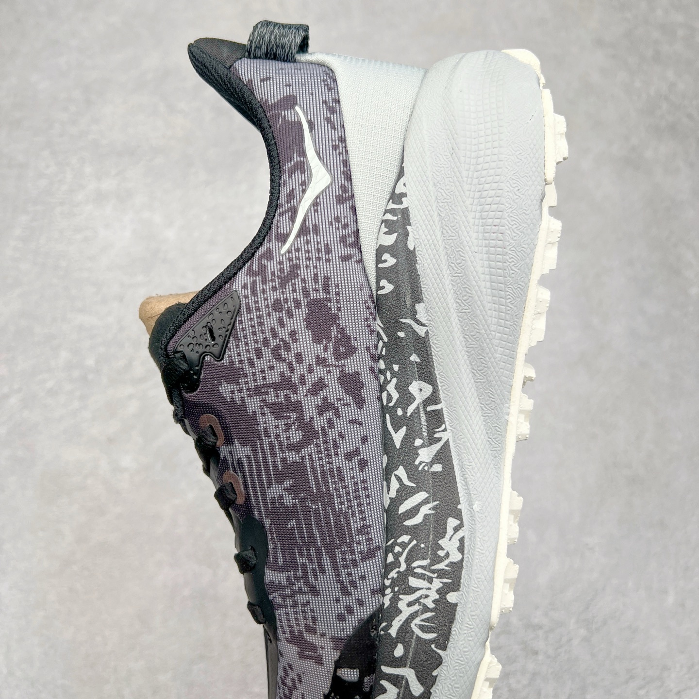 图片[7]-HOKA ONE ONE Speedgoat 6 户外越野跑步鞋 飞速羚羊6系列 新一代工程网纱鞋面 在确保鞋面稳定性的同时减少了固定胶条的使用 鞋面更轻盈、透气、舒适 可回收材料 为环保做出贡献 延伸后跟拉攀 方便快速穿脱 速度型滚动平衡技术 在崎岖的路面上 为平稳顺畅的步伐提供支持 HOKA ONE ONE是来自美国的跑步鞋知名品牌 创立于2009年 始终致力于为所有跑者提供更新、更好的跑步装备 相比常规跑鞋特别研发使用性能独特的几何形跑鞋中底 此种鞋底更厚、更高、回弹性也更好 除了卓越的缓冲性能 它还能为各种阶段的跑者带来更具动感、更加稳定的跑步体验 从设计之初就清楚意识到 要保证跑者步幅的均匀一致 双脚自然而然的运动至关重要 尺码：36 36.5 37.5 38 38.5 39 40 40.5 41 42 42.5 43 44 44.5 45-选品中心