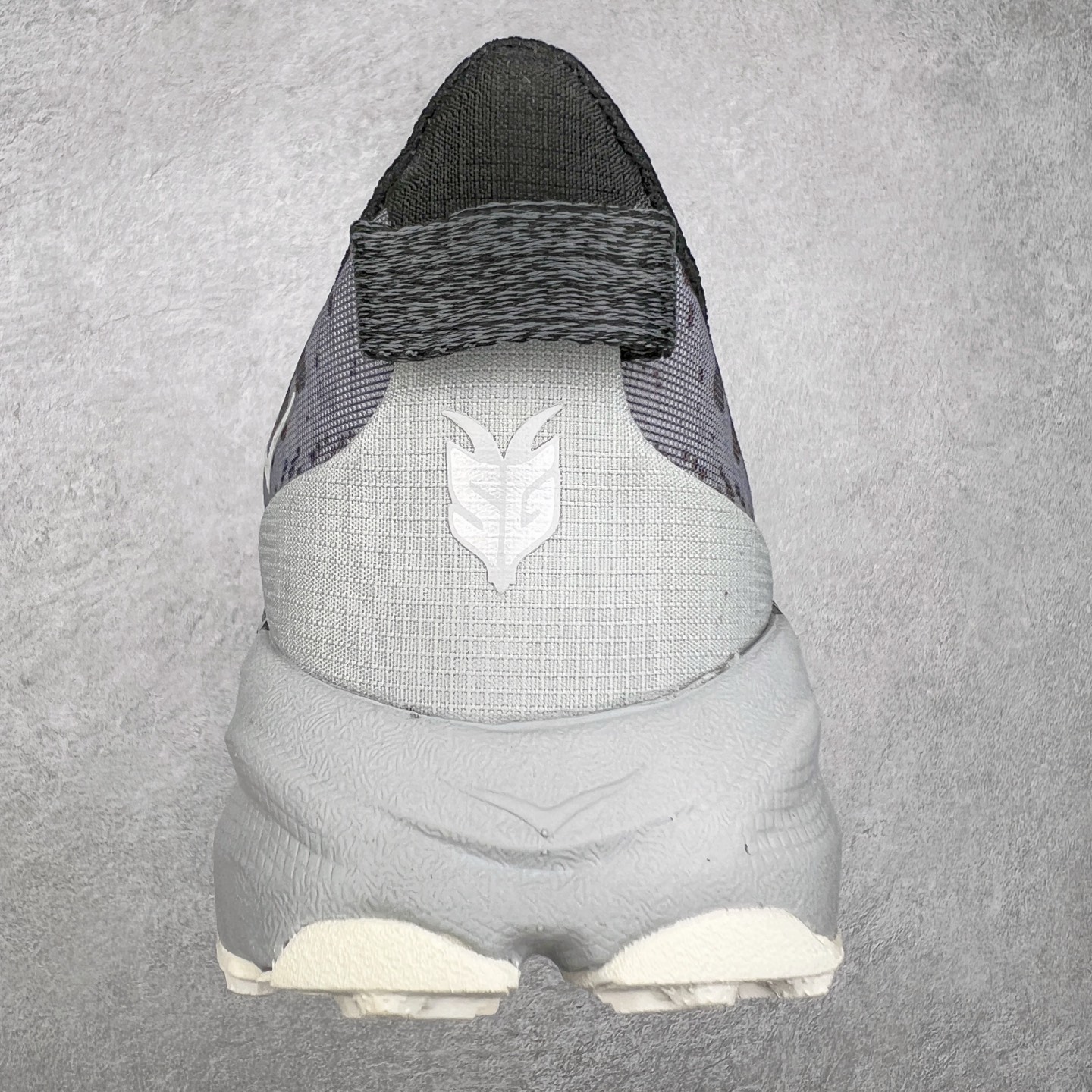 图片[8]-HOKA ONE ONE Speedgoat 6 户外越野跑步鞋 飞速羚羊6系列 新一代工程网纱鞋面 在确保鞋面稳定性的同时减少了固定胶条的使用 鞋面更轻盈、透气、舒适 可回收材料 为环保做出贡献 延伸后跟拉攀 方便快速穿脱 速度型滚动平衡技术 在崎岖的路面上 为平稳顺畅的步伐提供支持 HOKA ONE ONE是来自美国的跑步鞋知名品牌 创立于2009年 始终致力于为所有跑者提供更新、更好的跑步装备 相比常规跑鞋特别研发使用性能独特的几何形跑鞋中底 此种鞋底更厚、更高、回弹性也更好 除了卓越的缓冲性能 它还能为各种阶段的跑者带来更具动感、更加稳定的跑步体验 从设计之初就清楚意识到 要保证跑者步幅的均匀一致 双脚自然而然的运动至关重要 尺码：36 36.5 37.5 38 38.5 39 40 40.5 41 42 42.5 43 44 44.5 45-选品中心