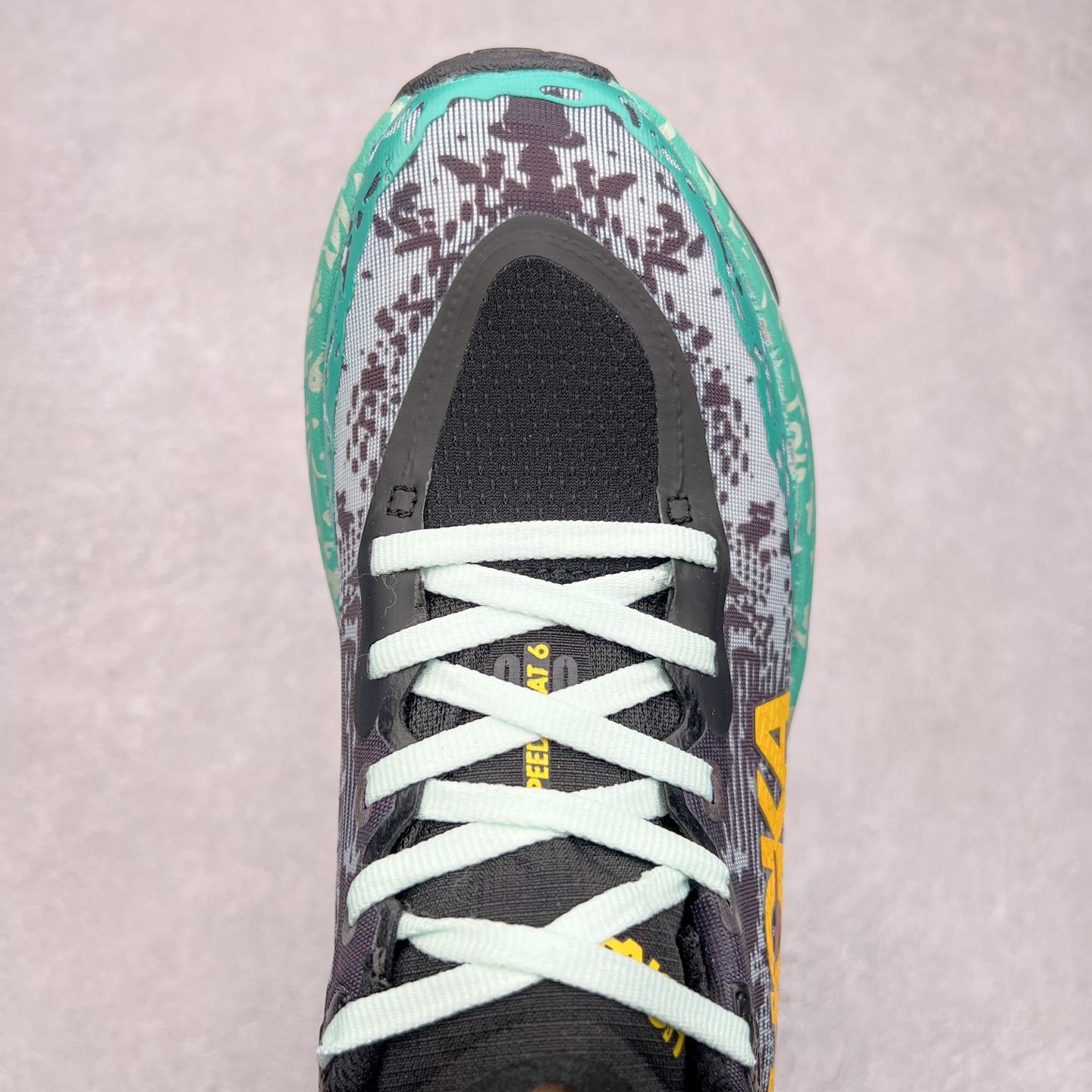 图片[4]-HOKA ONE ONE Speedgoat 6 户外越野跑步鞋 飞速羚羊6系列 新一代工程网纱鞋面 在确保鞋面稳定性的同时减少了固定胶条的使用 鞋面更轻盈、透气、舒适 可回收材料 为环保做出贡献 延伸后跟拉攀 方便快速穿脱 速度型滚动平衡技术 在崎岖的路面上 为平稳顺畅的步伐提供支持 HOKA ONE ONE是来自美国的跑步鞋知名品牌 创立于2009年 始终致力于为所有跑者提供更新、更好的跑步装备 相比常规跑鞋特别研发使用性能独特的几何形跑鞋中底 此种鞋底更厚、更高、回弹性也更好 除了卓越的缓冲性能 它还能为各种阶段的跑者带来更具动感、更加稳定的跑步体验 从设计之初就清楚意识到 要保证跑者步幅的均匀一致 双脚自然而然的运动至关重要 尺码：36 36.5 37.5 38 38.5 39 40 40.5 41 42 42.5 43 44 44.5 45-选品中心