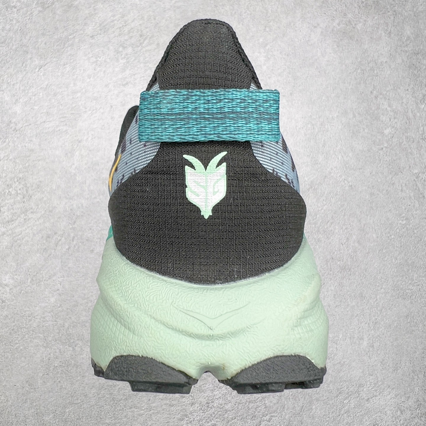 图片[8]-HOKA ONE ONE Speedgoat 6 户外越野跑步鞋 飞速羚羊6系列 新一代工程网纱鞋面 在确保鞋面稳定性的同时减少了固定胶条的使用 鞋面更轻盈、透气、舒适 可回收材料 为环保做出贡献 延伸后跟拉攀 方便快速穿脱 速度型滚动平衡技术 在崎岖的路面上 为平稳顺畅的步伐提供支持 HOKA ONE ONE是来自美国的跑步鞋知名品牌 创立于2009年 始终致力于为所有跑者提供更新、更好的跑步装备 相比常规跑鞋特别研发使用性能独特的几何形跑鞋中底 此种鞋底更厚、更高、回弹性也更好 除了卓越的缓冲性能 它还能为各种阶段的跑者带来更具动感、更加稳定的跑步体验 从设计之初就清楚意识到 要保证跑者步幅的均匀一致 双脚自然而然的运动至关重要 尺码：36 36.5 37.5 38 38.5 39 40 40.5 41 42 42.5 43 44 44.5 45-选品中心