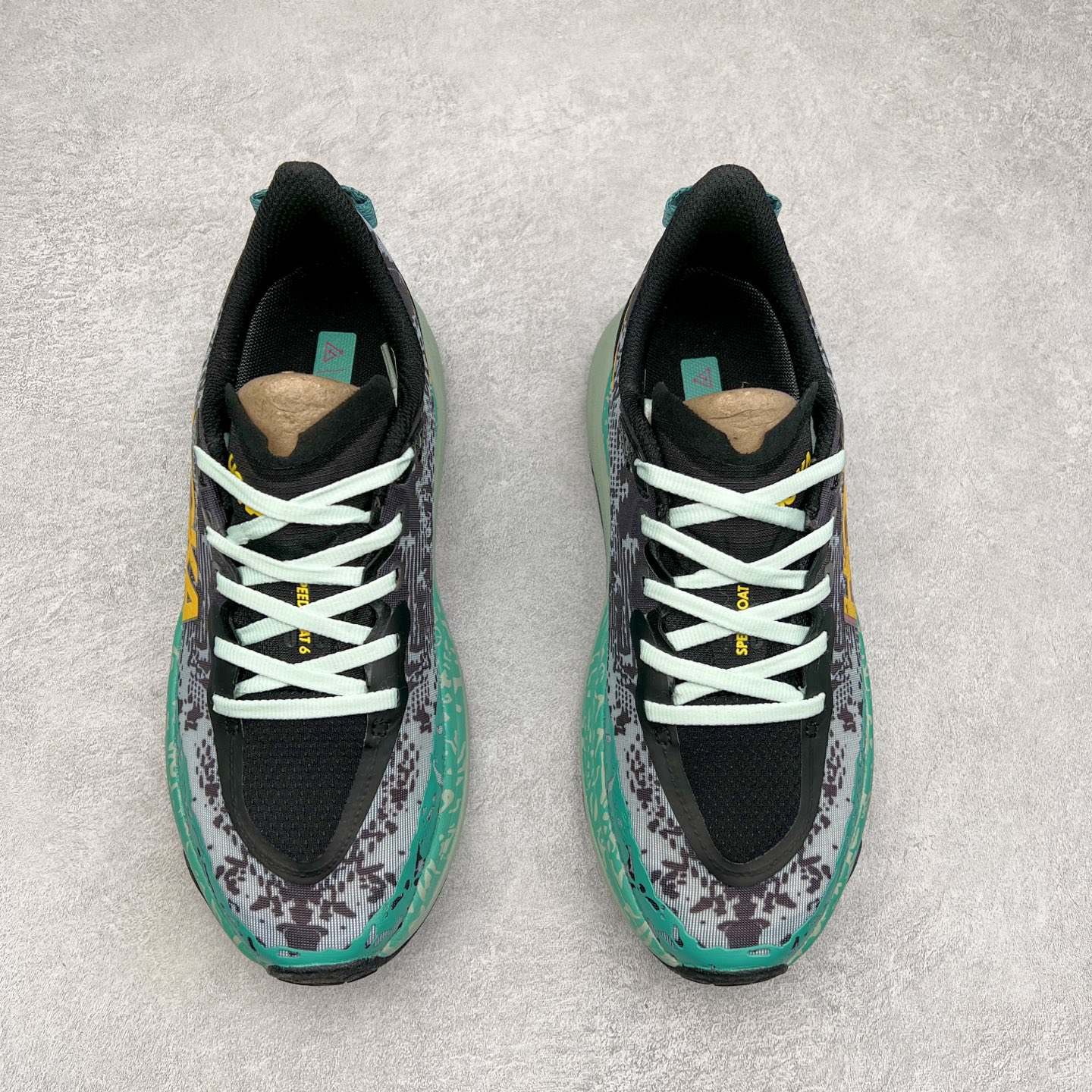 图片[2]-HOKA ONE ONE Speedgoat 6 户外越野跑步鞋 飞速羚羊6系列 新一代工程网纱鞋面 在确保鞋面稳定性的同时减少了固定胶条的使用 鞋面更轻盈、透气、舒适 可回收材料 为环保做出贡献 延伸后跟拉攀 方便快速穿脱 速度型滚动平衡技术 在崎岖的路面上 为平稳顺畅的步伐提供支持 HOKA ONE ONE是来自美国的跑步鞋知名品牌 创立于2009年 始终致力于为所有跑者提供更新、更好的跑步装备 相比常规跑鞋特别研发使用性能独特的几何形跑鞋中底 此种鞋底更厚、更高、回弹性也更好 除了卓越的缓冲性能 它还能为各种阶段的跑者带来更具动感、更加稳定的跑步体验 从设计之初就清楚意识到 要保证跑者步幅的均匀一致 双脚自然而然的运动至关重要 尺码：36 36.5 37.5 38 38.5 39 40 40.5 41 42 42.5 43 44 44.5 45-选品中心