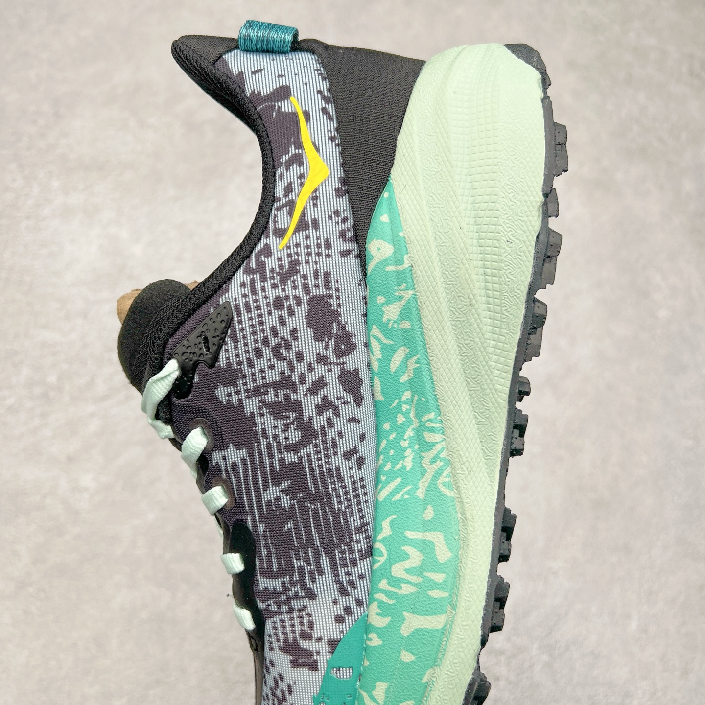 图片[7]-HOKA ONE ONE Speedgoat 6 户外越野跑步鞋 飞速羚羊6系列 新一代工程网纱鞋面 在确保鞋面稳定性的同时减少了固定胶条的使用 鞋面更轻盈、透气、舒适 可回收材料 为环保做出贡献 延伸后跟拉攀 方便快速穿脱 速度型滚动平衡技术 在崎岖的路面上 为平稳顺畅的步伐提供支持 HOKA ONE ONE是来自美国的跑步鞋知名品牌 创立于2009年 始终致力于为所有跑者提供更新、更好的跑步装备 相比常规跑鞋特别研发使用性能独特的几何形跑鞋中底 此种鞋底更厚、更高、回弹性也更好 除了卓越的缓冲性能 它还能为各种阶段的跑者带来更具动感、更加稳定的跑步体验 从设计之初就清楚意识到 要保证跑者步幅的均匀一致 双脚自然而然的运动至关重要 尺码：36 36.5 37.5 38 38.5 39 40 40.5 41 42 42.5 43 44 44.5 45-选品中心