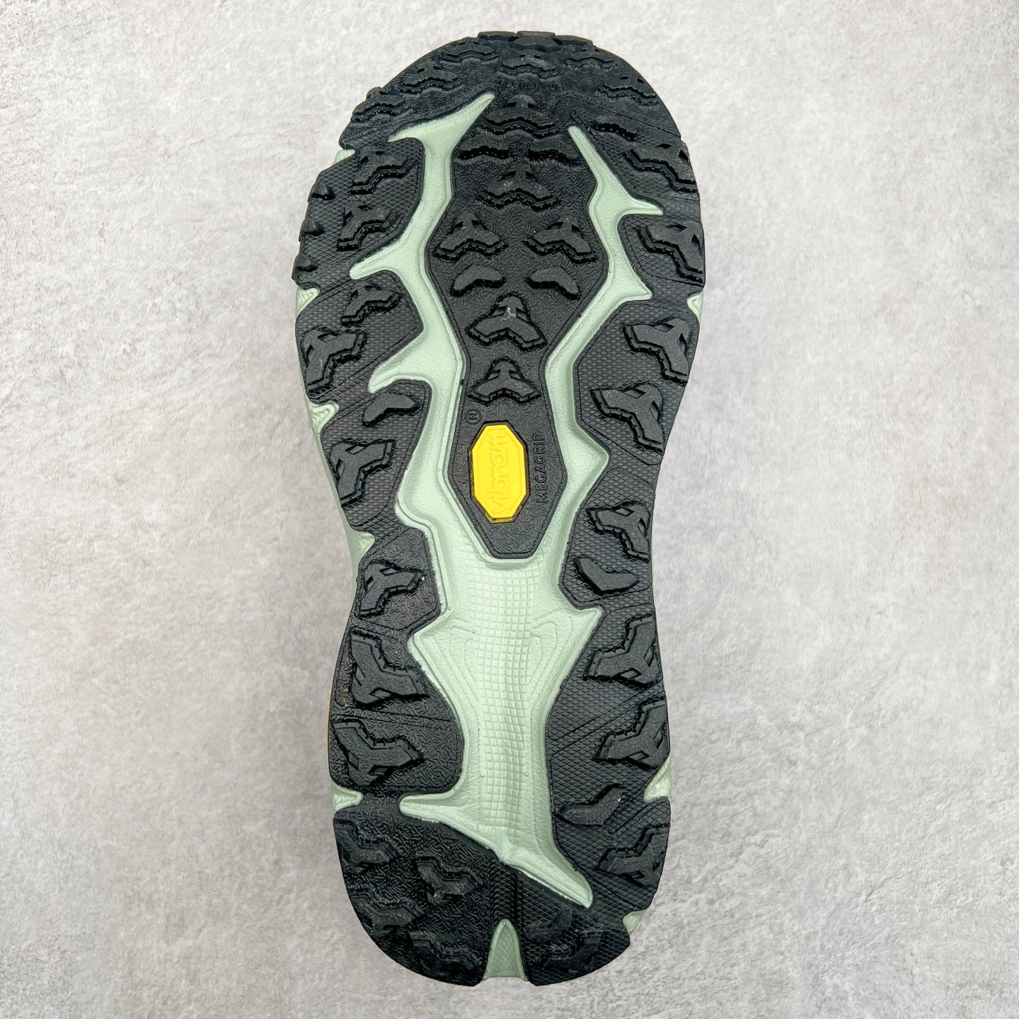 图片[9]-HOKA ONE ONE Speedgoat 6 户外越野跑步鞋 飞速羚羊6系列 新一代工程网纱鞋面 在确保鞋面稳定性的同时减少了固定胶条的使用 鞋面更轻盈、透气、舒适 可回收材料 为环保做出贡献 延伸后跟拉攀 方便快速穿脱 速度型滚动平衡技术 在崎岖的路面上 为平稳顺畅的步伐提供支持 HOKA ONE ONE是来自美国的跑步鞋知名品牌 创立于2009年 始终致力于为所有跑者提供更新、更好的跑步装备 相比常规跑鞋特别研发使用性能独特的几何形跑鞋中底 此种鞋底更厚、更高、回弹性也更好 除了卓越的缓冲性能 它还能为各种阶段的跑者带来更具动感、更加稳定的跑步体验 从设计之初就清楚意识到 要保证跑者步幅的均匀一致 双脚自然而然的运动至关重要 尺码：36 36.5 37.5 38 38.5 39 40 40.5 41 42 42.5 43 44 44.5 45-选品中心