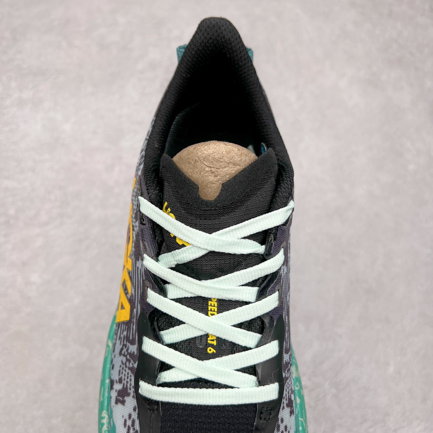 图片[5]-HOKA ONE ONE Speedgoat 6 户外越野跑步鞋 飞速羚羊6系列 新一代工程网纱鞋面 在确保鞋面稳定性的同时减少了固定胶条的使用 鞋面更轻盈、透气、舒适 可回收材料 为环保做出贡献 延伸后跟拉攀 方便快速穿脱 速度型滚动平衡技术 在崎岖的路面上 为平稳顺畅的步伐提供支持 HOKA ONE ONE是来自美国的跑步鞋知名品牌 创立于2009年 始终致力于为所有跑者提供更新、更好的跑步装备 相比常规跑鞋特别研发使用性能独特的几何形跑鞋中底 此种鞋底更厚、更高、回弹性也更好 除了卓越的缓冲性能 它还能为各种阶段的跑者带来更具动感、更加稳定的跑步体验 从设计之初就清楚意识到 要保证跑者步幅的均匀一致 双脚自然而然的运动至关重要 尺码：36 36.5 37.5 38 38.5 39 40 40.5 41 42 42.5 43 44 44.5 45-选品中心