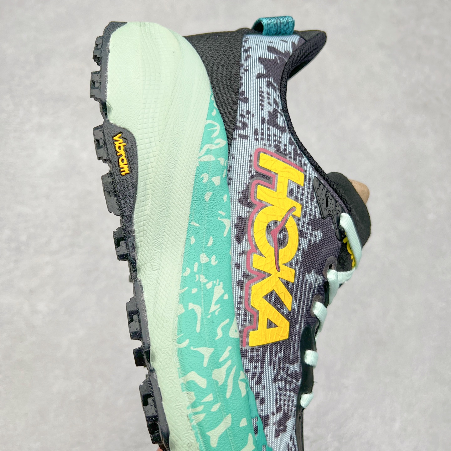 图片[6]-HOKA ONE ONE Speedgoat 6 户外越野跑步鞋 飞速羚羊6系列 新一代工程网纱鞋面 在确保鞋面稳定性的同时减少了固定胶条的使用 鞋面更轻盈、透气、舒适 可回收材料 为环保做出贡献 延伸后跟拉攀 方便快速穿脱 速度型滚动平衡技术 在崎岖的路面上 为平稳顺畅的步伐提供支持 HOKA ONE ONE是来自美国的跑步鞋知名品牌 创立于2009年 始终致力于为所有跑者提供更新、更好的跑步装备 相比常规跑鞋特别研发使用性能独特的几何形跑鞋中底 此种鞋底更厚、更高、回弹性也更好 除了卓越的缓冲性能 它还能为各种阶段的跑者带来更具动感、更加稳定的跑步体验 从设计之初就清楚意识到 要保证跑者步幅的均匀一致 双脚自然而然的运动至关重要 尺码：36 36.5 37.5 38 38.5 39 40 40.5 41 42 42.5 43 44 44.5 45-选品中心