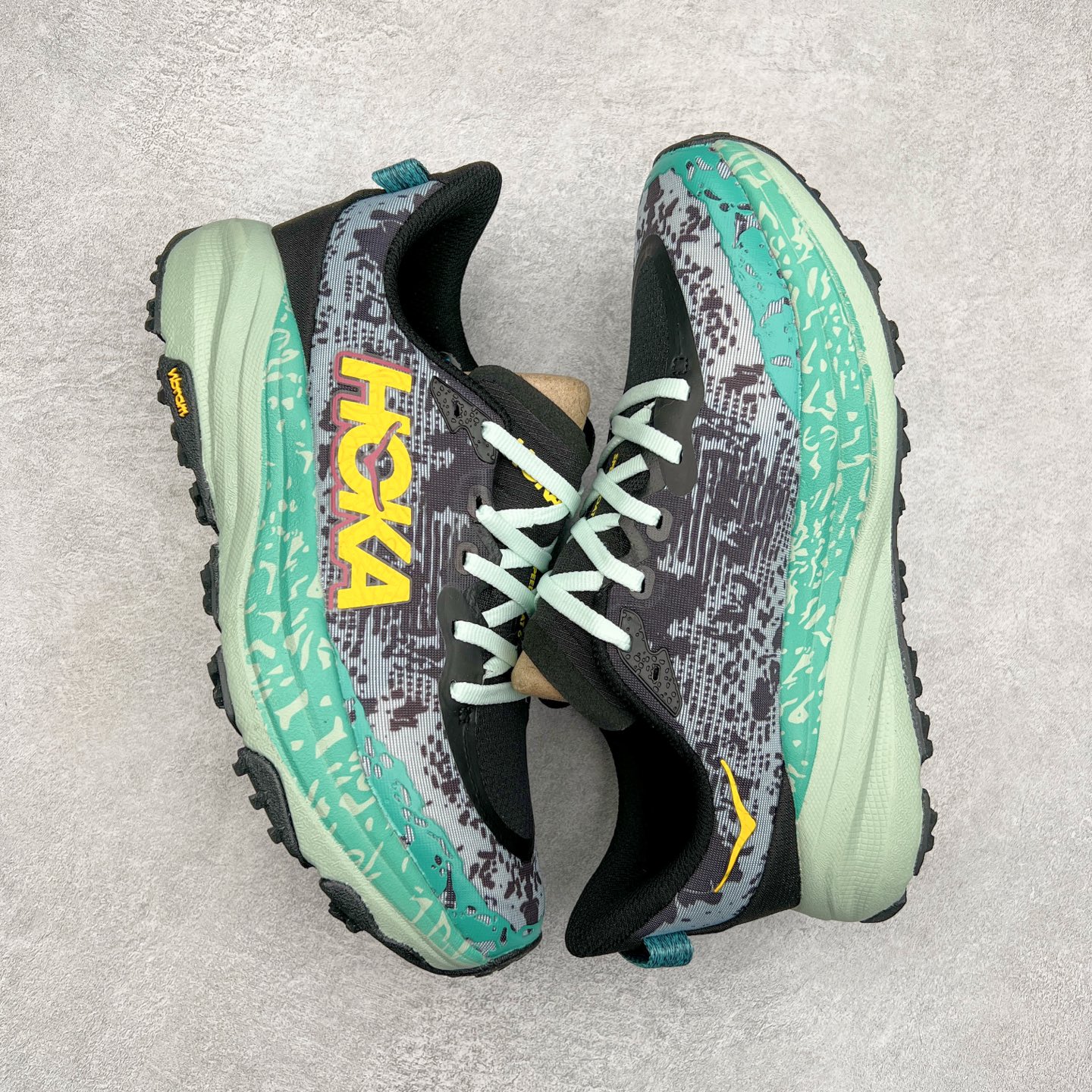 图片[3]-HOKA ONE ONE Speedgoat 6 户外越野跑步鞋 飞速羚羊6系列 新一代工程网纱鞋面 在确保鞋面稳定性的同时减少了固定胶条的使用 鞋面更轻盈、透气、舒适 可回收材料 为环保做出贡献 延伸后跟拉攀 方便快速穿脱 速度型滚动平衡技术 在崎岖的路面上 为平稳顺畅的步伐提供支持 HOKA ONE ONE是来自美国的跑步鞋知名品牌 创立于2009年 始终致力于为所有跑者提供更新、更好的跑步装备 相比常规跑鞋特别研发使用性能独特的几何形跑鞋中底 此种鞋底更厚、更高、回弹性也更好 除了卓越的缓冲性能 它还能为各种阶段的跑者带来更具动感、更加稳定的跑步体验 从设计之初就清楚意识到 要保证跑者步幅的均匀一致 双脚自然而然的运动至关重要 尺码：36 36.5 37.5 38 38.5 39 40 40.5 41 42 42.5 43 44 44.5 45-选品中心