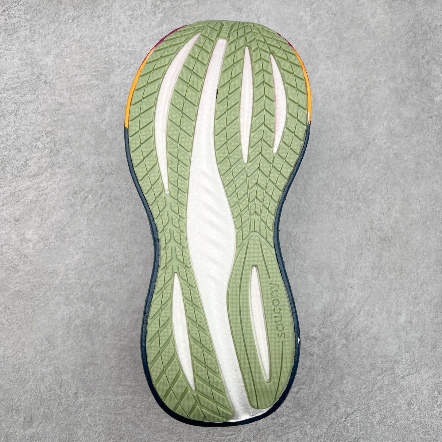 图片[9]-Saucony Triumph 22 索康尼胜利22代旗舰级缓震型跑鞋 性能相比前几代再升级：鞋面采用全新升级的工学网设计 贴合脚部更透气 中底部分使用最新的PWRRUN+材质 搭配PWRRUN+鞋垫使中底的大幅加厚 10mm坡差进一步提供缓震、回弹性能 内底则采用了FORMFIT动态适应系统 动态契合脚型 提升包裹性和舒适性 提供更卓越的动态回馈体验 XT-900橡胶大底 可提供良好的抓地力和较强抗磨性能 尺码：35.5 36 36.5 37.5 38 38.5 39 40 40.5 41 42 42.5 43 44 44.5 45-选品中心